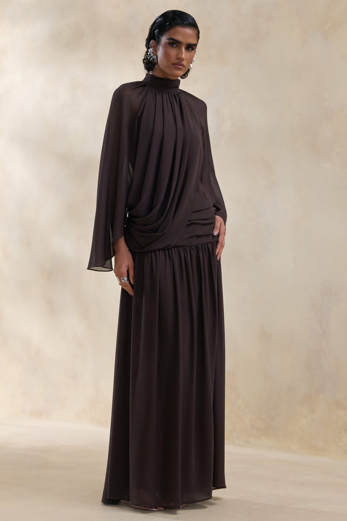 Narella | Vestido Largo De Gasa Marrón Con Escote Alto Y Detalle Drapeado