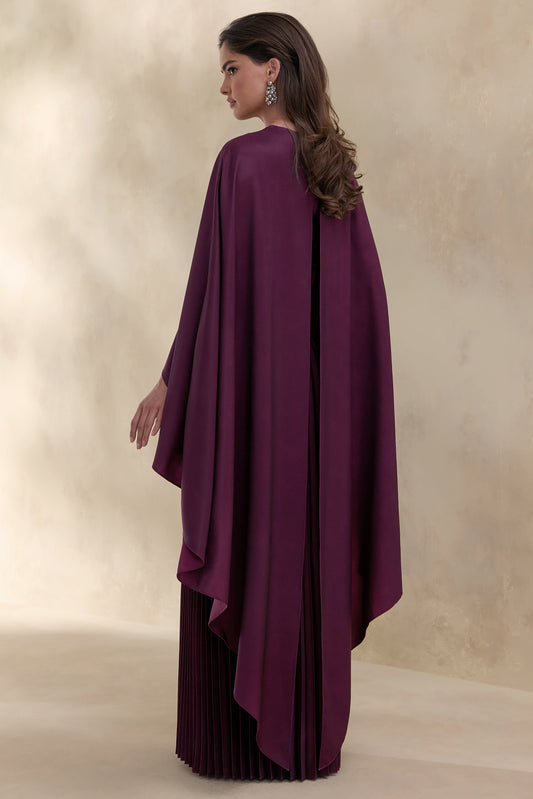 Loradia | Vestido Largo Color Ciruela Oscuro De Satén Con Mangas Capa Y Falda Plisada