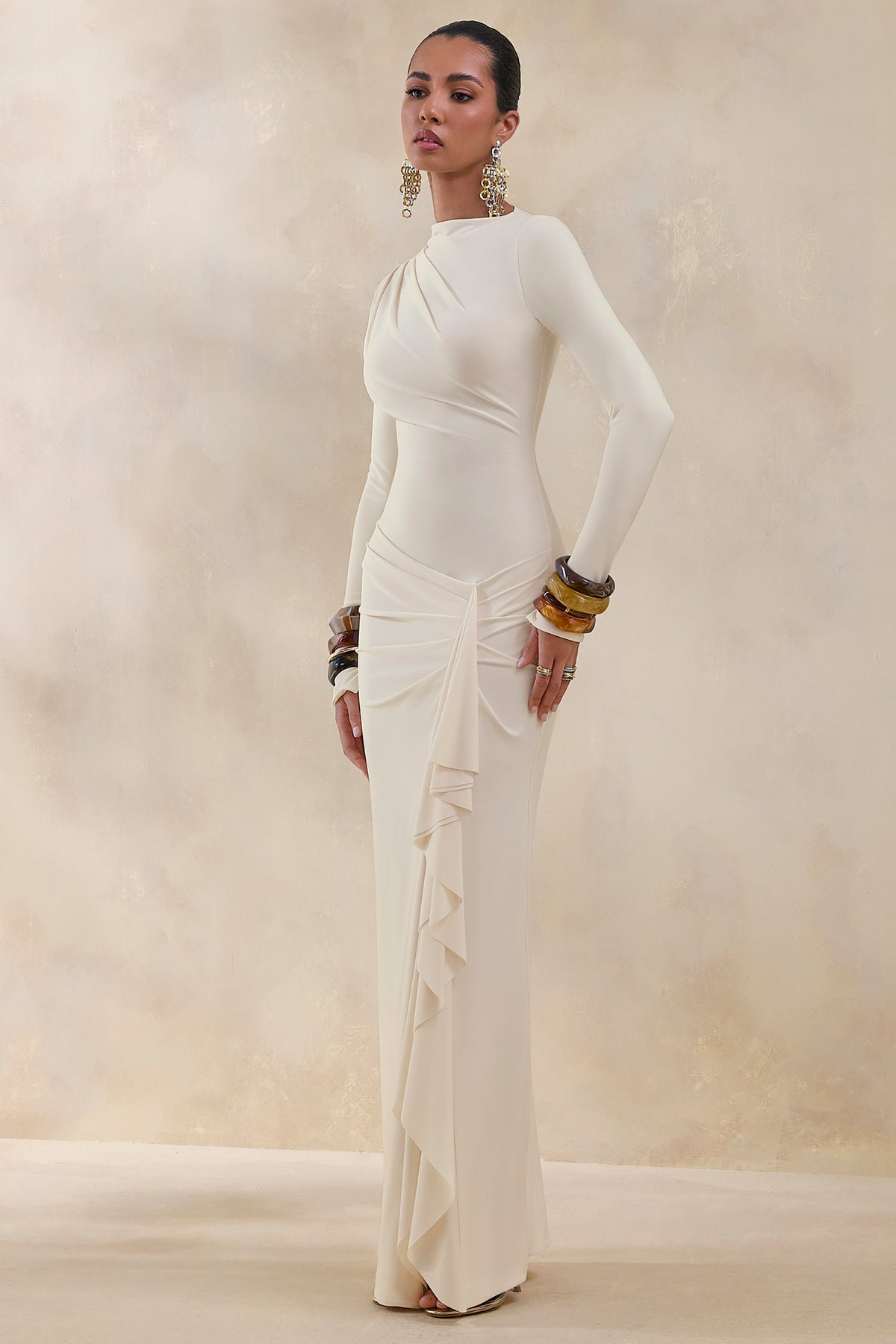 Karessa | Vestido Largo color crema de cuello alto con detalle fruncido y abertura frontal alta