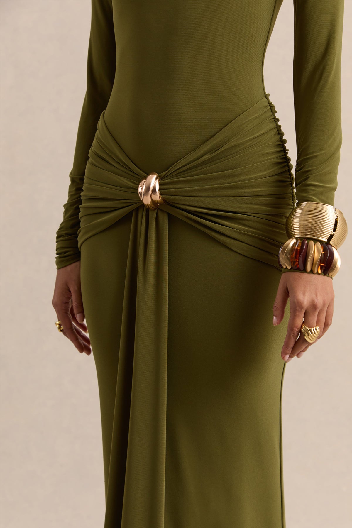 Ambrette | Vestido largo de cuello alto en color verde oliva con detalles fruncidos