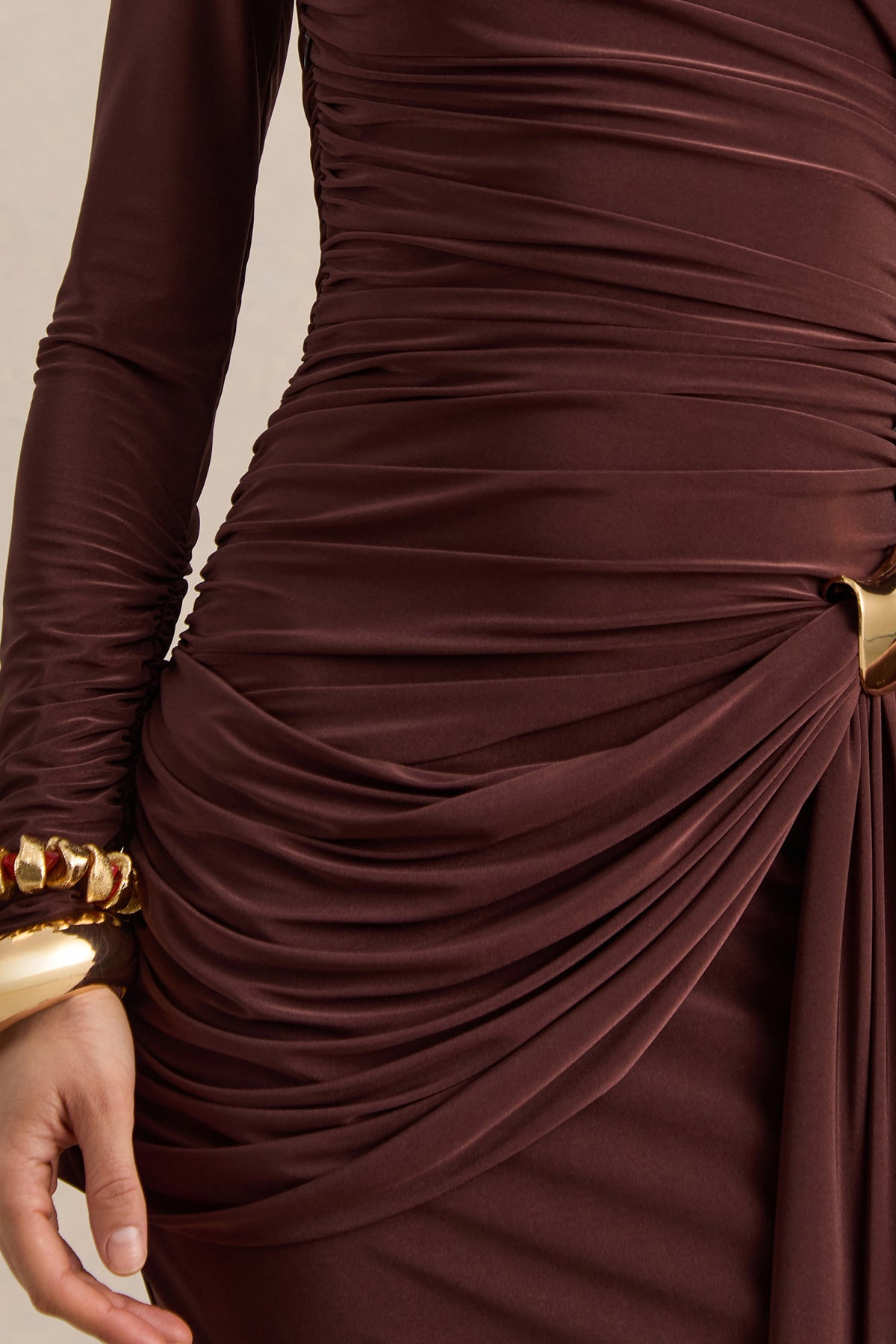 Orintha | Vestido Largo Marrón Cuello Alto con Capa y Detalle Dorado