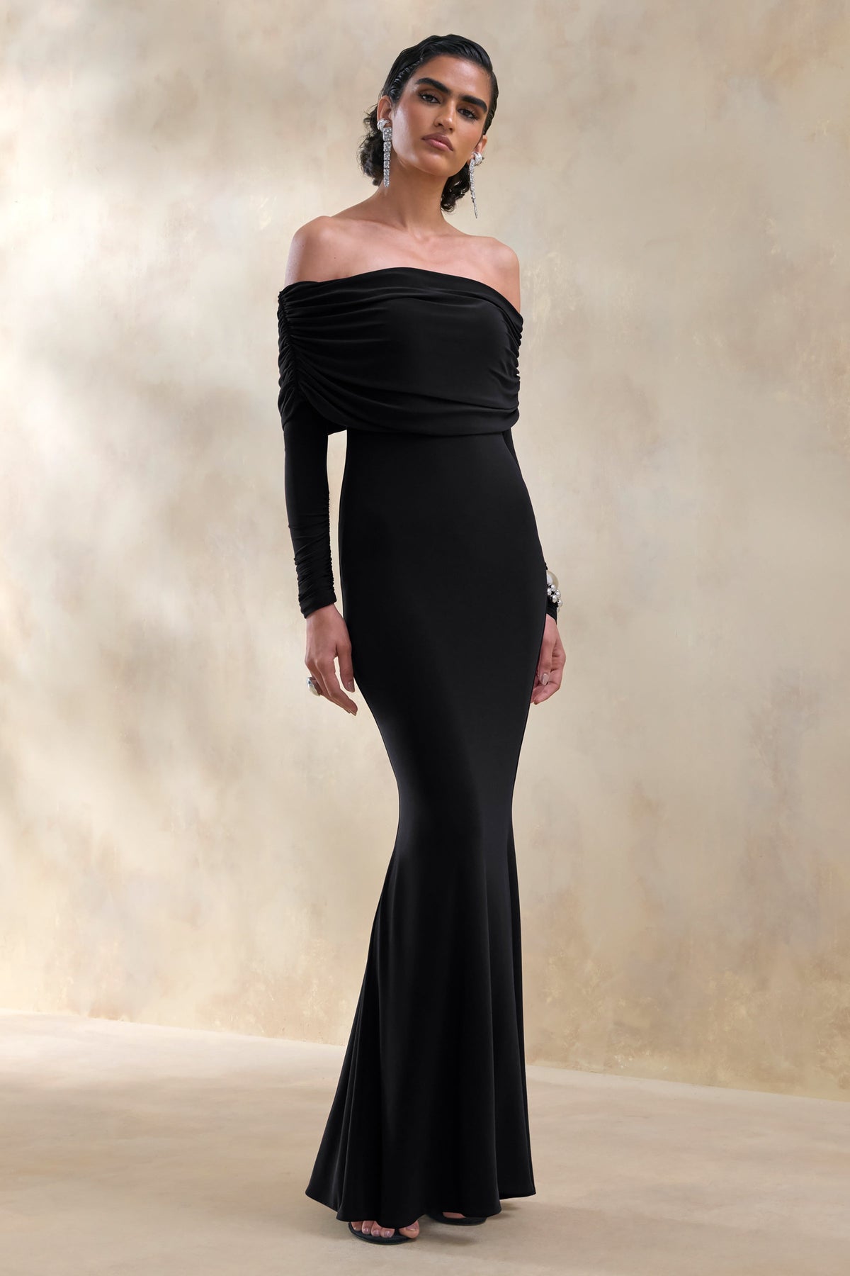 Brisea | Vestido Largo Negro Con Escote Bardot Y Manga Larga