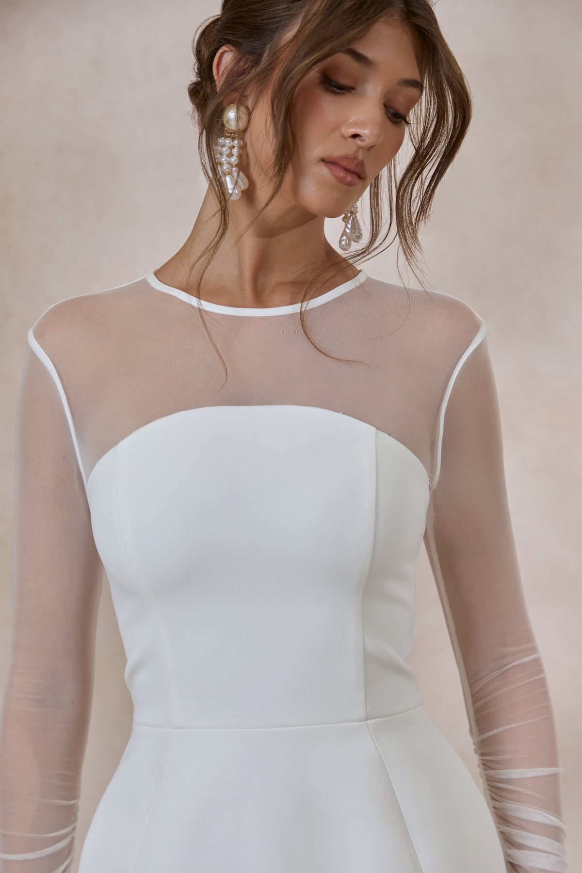 Unveila | Vestido Corto Blanco con Escote Redondo y Detalles de Mesh