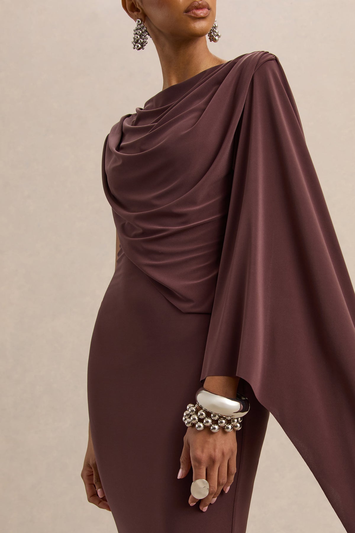 Kamoria | Vestido Midi Marrón de Cuello Redondo con Manga Capa