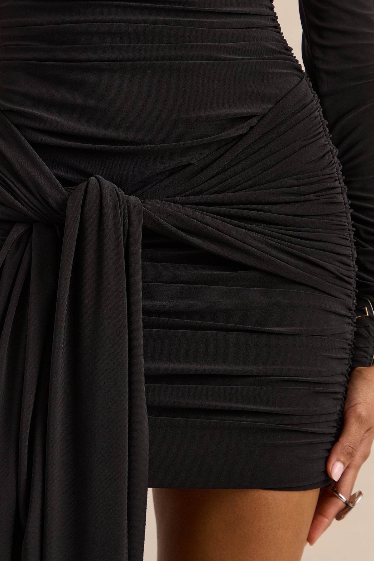 Irissia | Vestido Corto Negro de Escote Asimétrico con Detalle de Nudo y Fajín