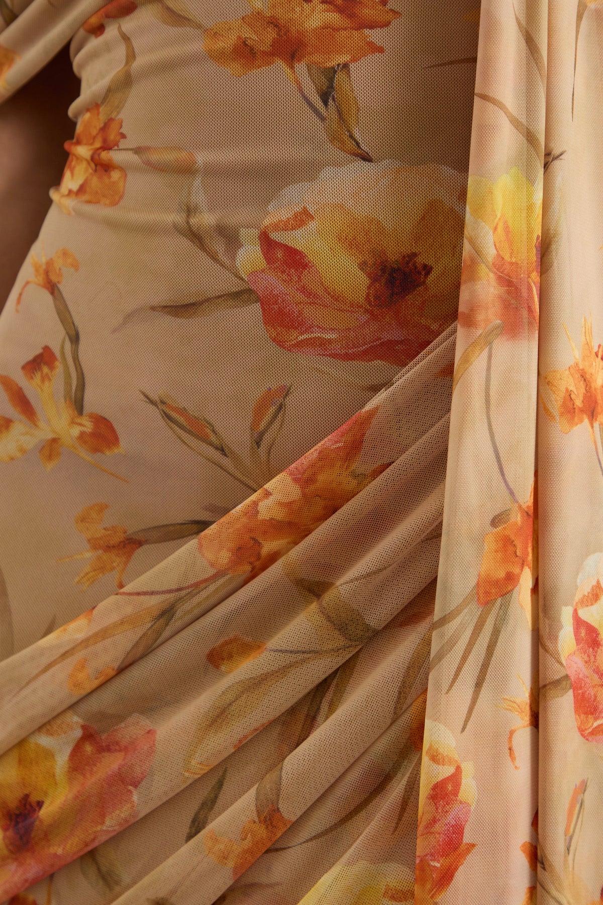 Afton | Vestido Largo De Malla Naranja Floral Con Escote Asimétrico Y Detalle De Faja