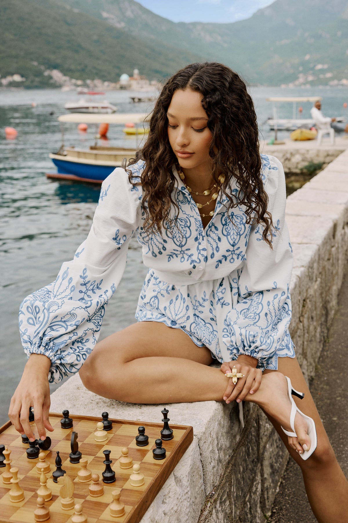 Adria | Mono Blanco Y Azul Floral De Broderie Con Cuello En V