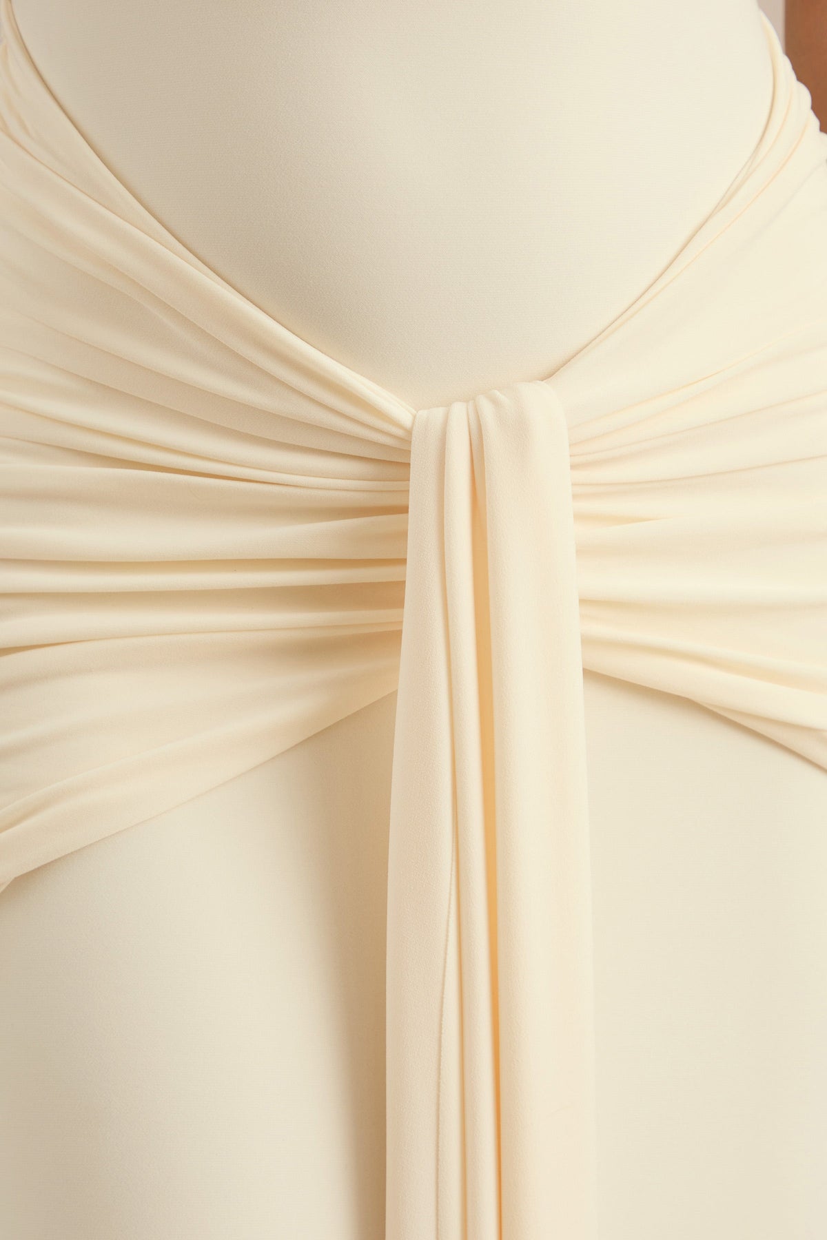 Avalie | Vestido maxi en crema con escote pronunciado y detalle de frunces