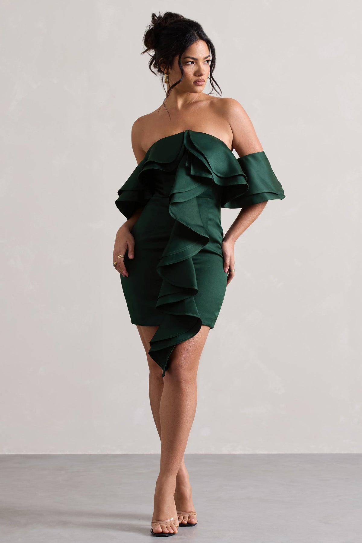 Aspen | Vestido corto Bardot Verde Botella con Volantes