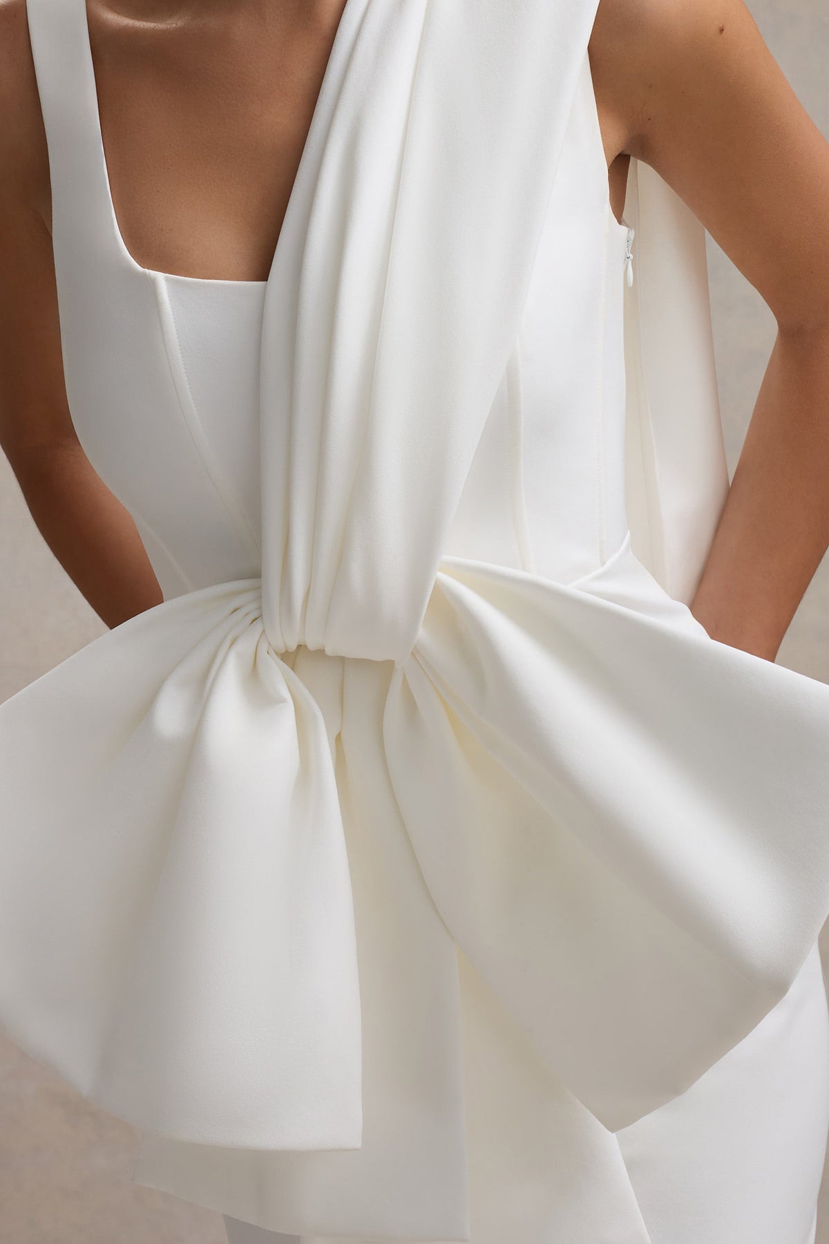 Brulee | Vestido corto con escote redondo y cinturón con lazo en crema