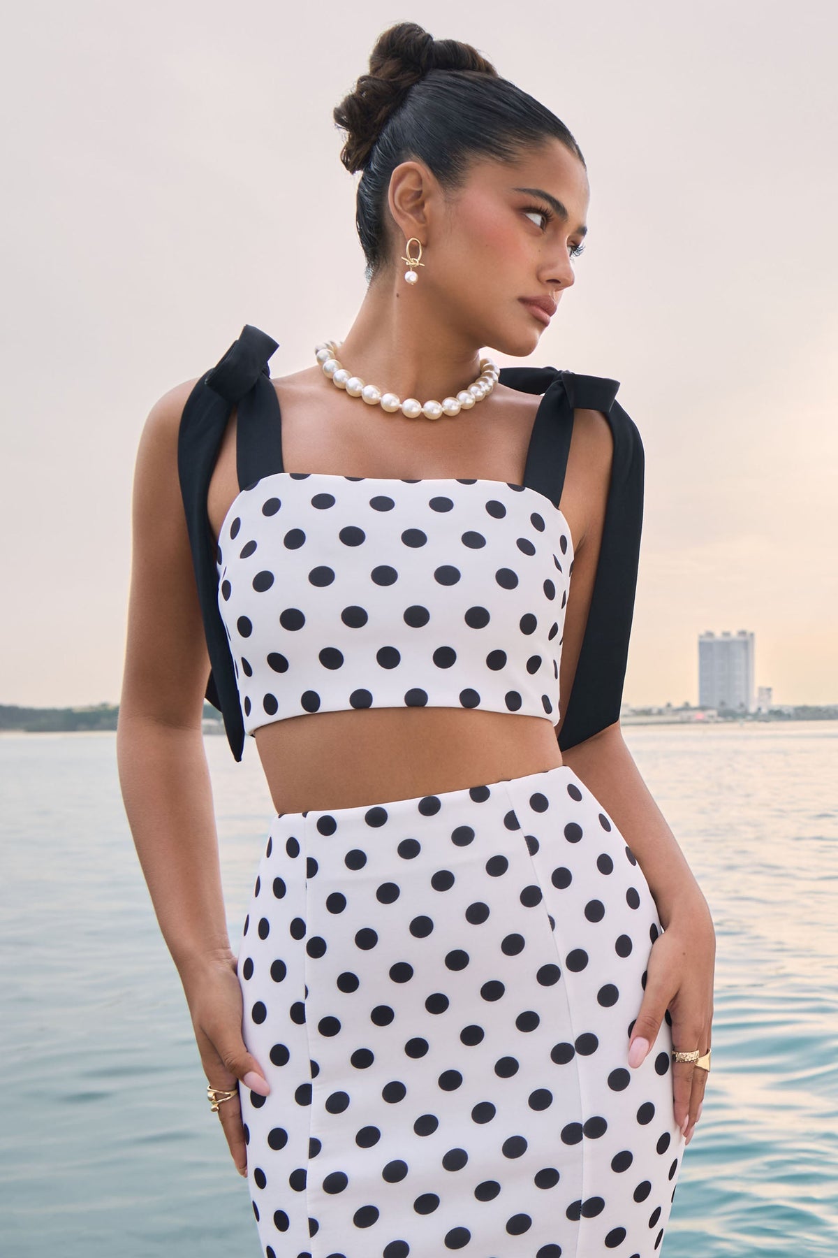 Phoebe | Top corto de lunares y tirantes negros con lazada