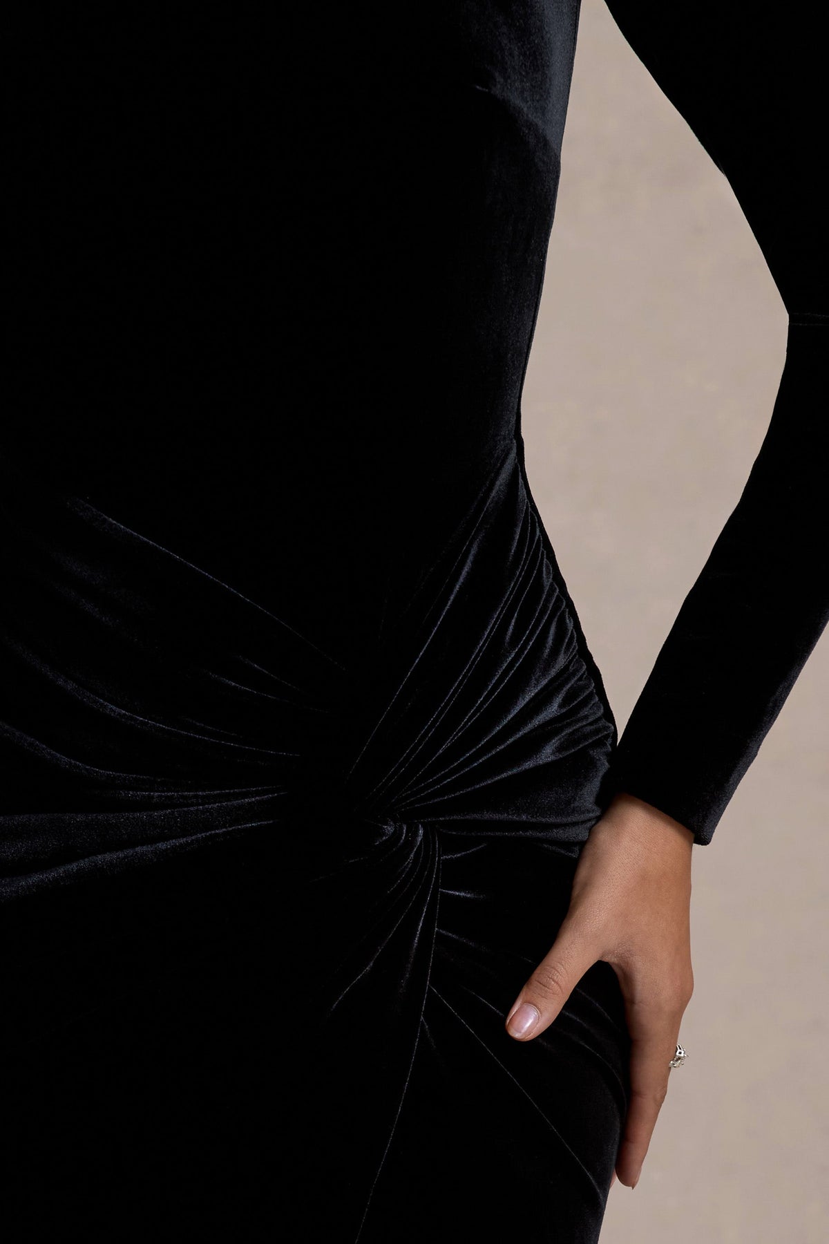Love Lost | Vestido largo de Terciopelo Negro con Detalle Torcido Adornado