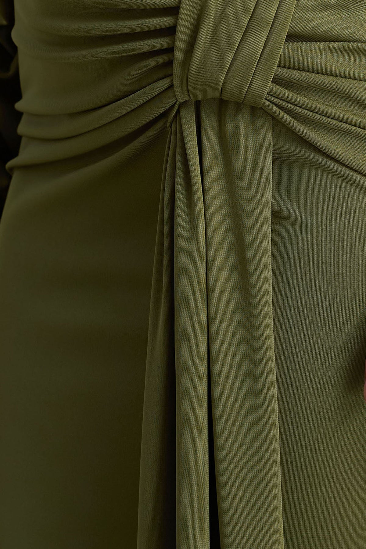 Layla | Vestido Largo Verde Oliva De Escote Asimétrico con Corte en el Cuerpo y Detalle Fruncido
