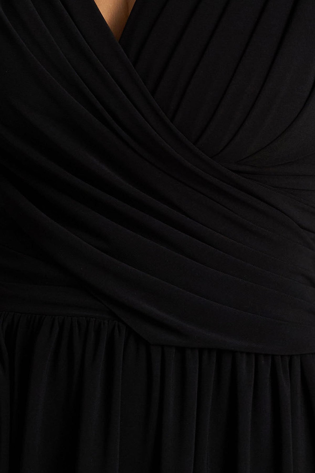 Alexis | Vestido Largo Negro de Escote Profundo con Detalles Drapeados y Fruncidos