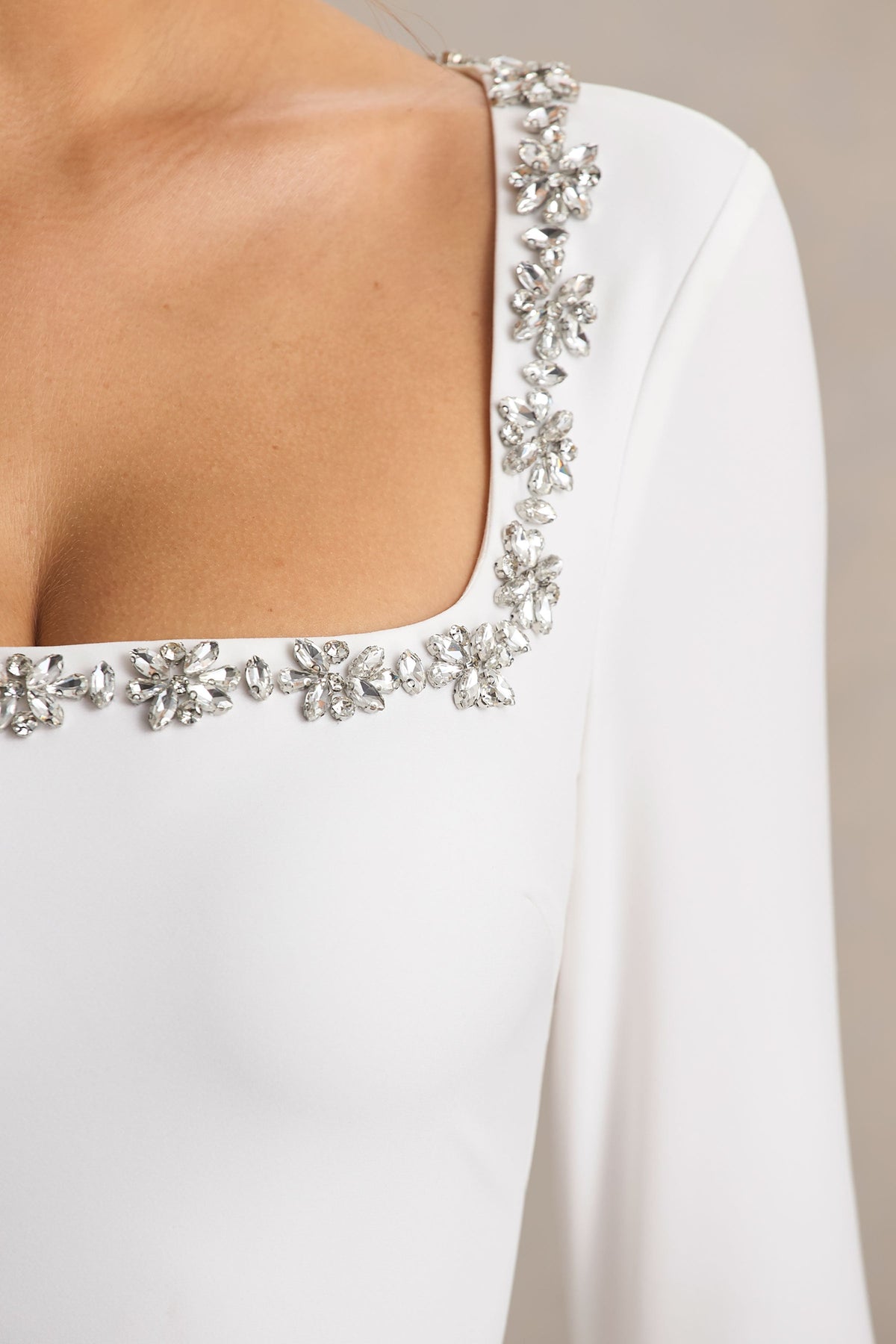 Astonish | Vestido Corto Blanco de Manga Larga con Pedrería y Falda Voluminosa