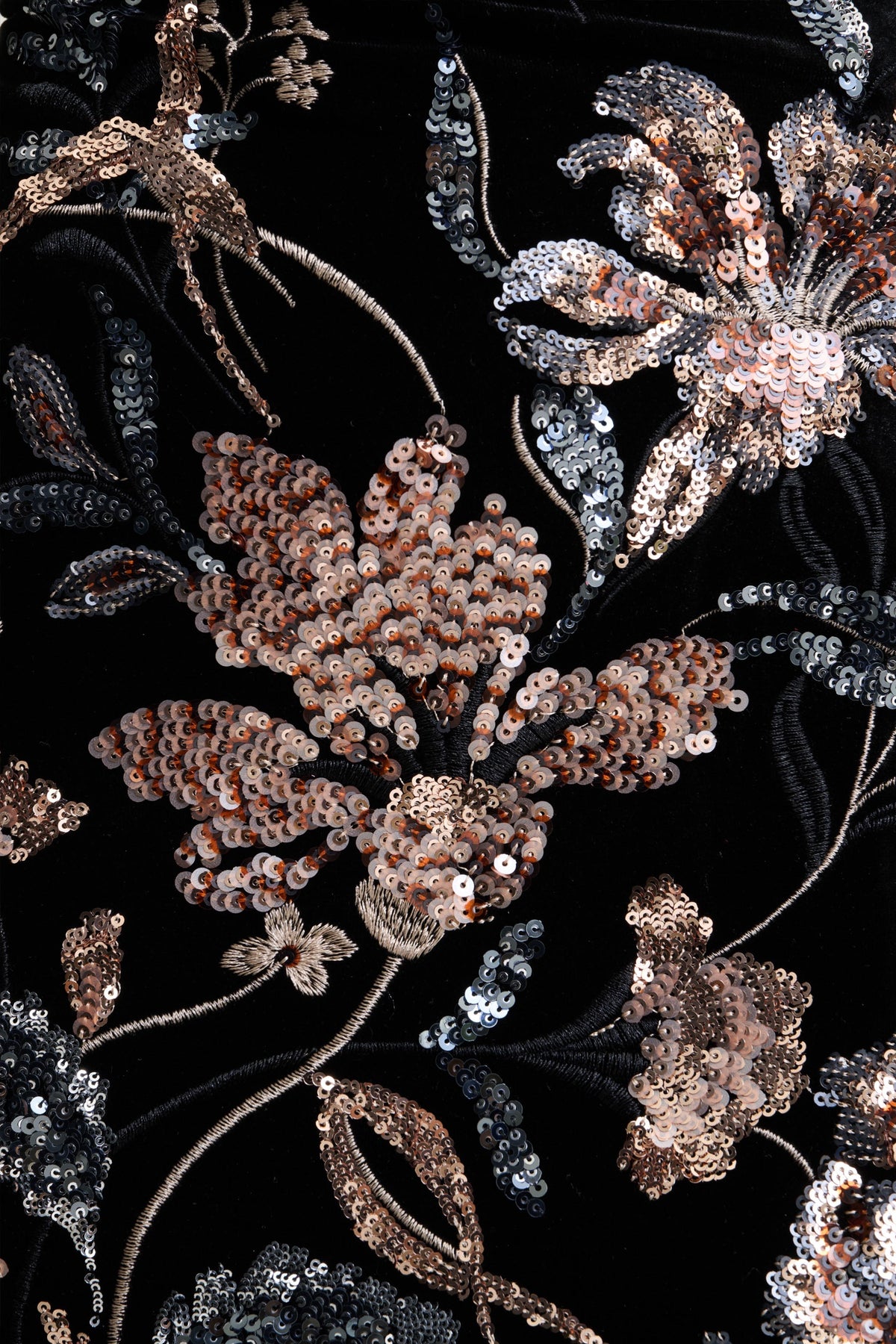 Lyric | Vestido Largo de Terciopelo Negro con Estampado de Flores Lentejuelas y Escote Alto