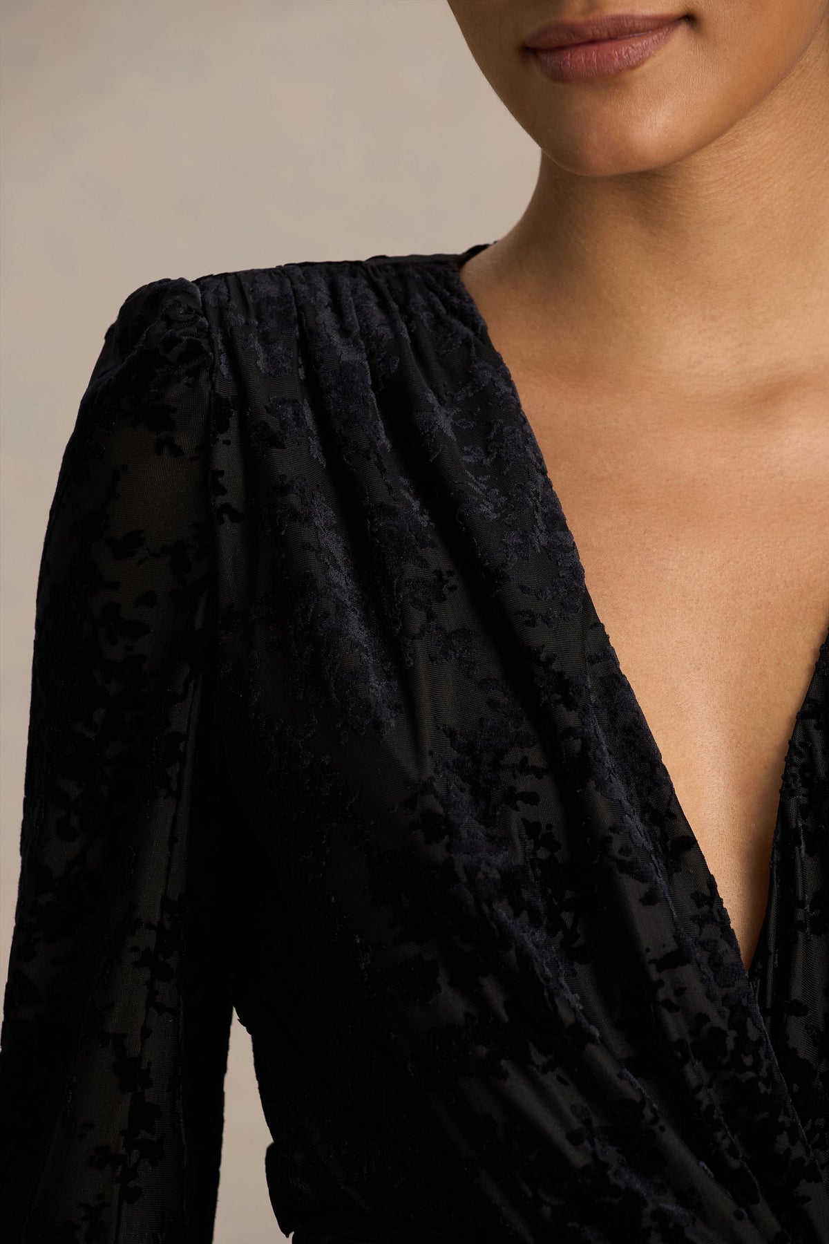 Vicenta | Vestido Corto cruzado de terciopelo devoré negro con escote pronunciado