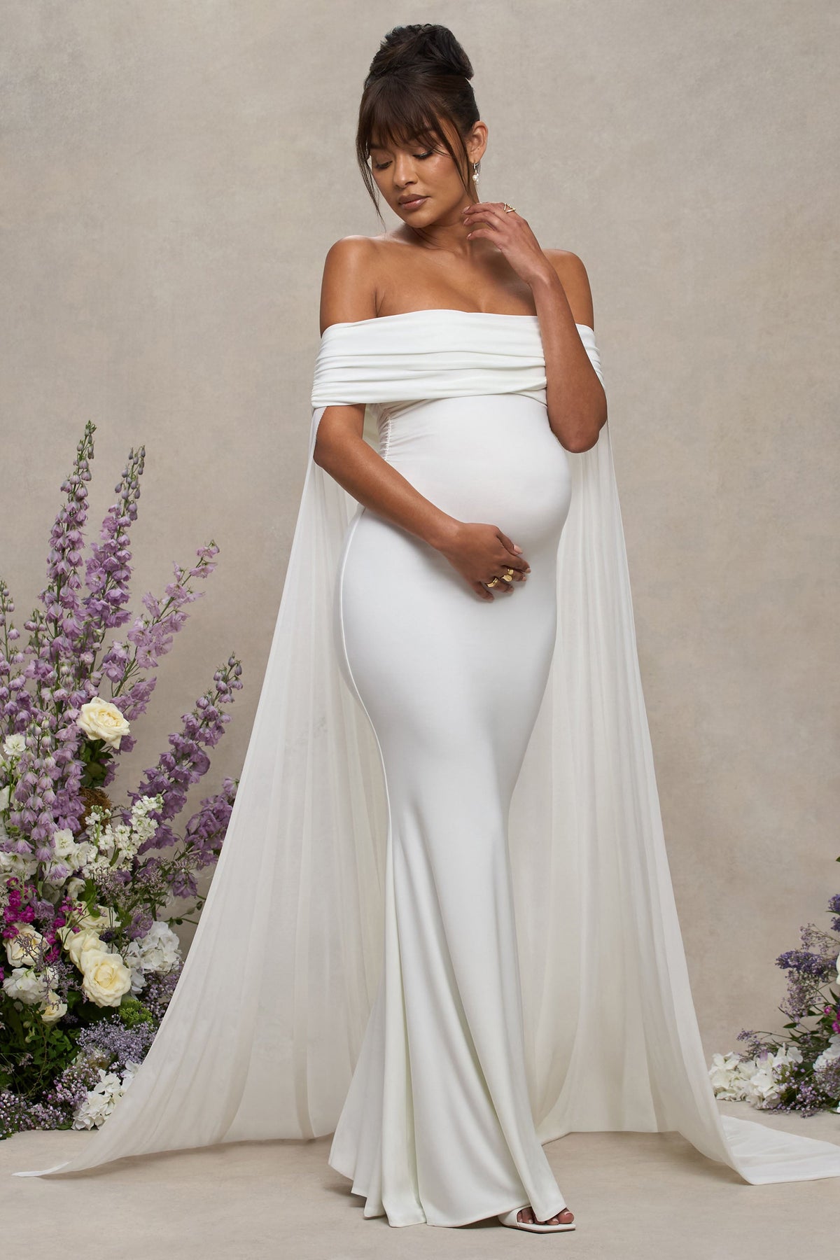 Carlotta | Vestido largo en blanco de maternidad con escote bardot y capa trasera