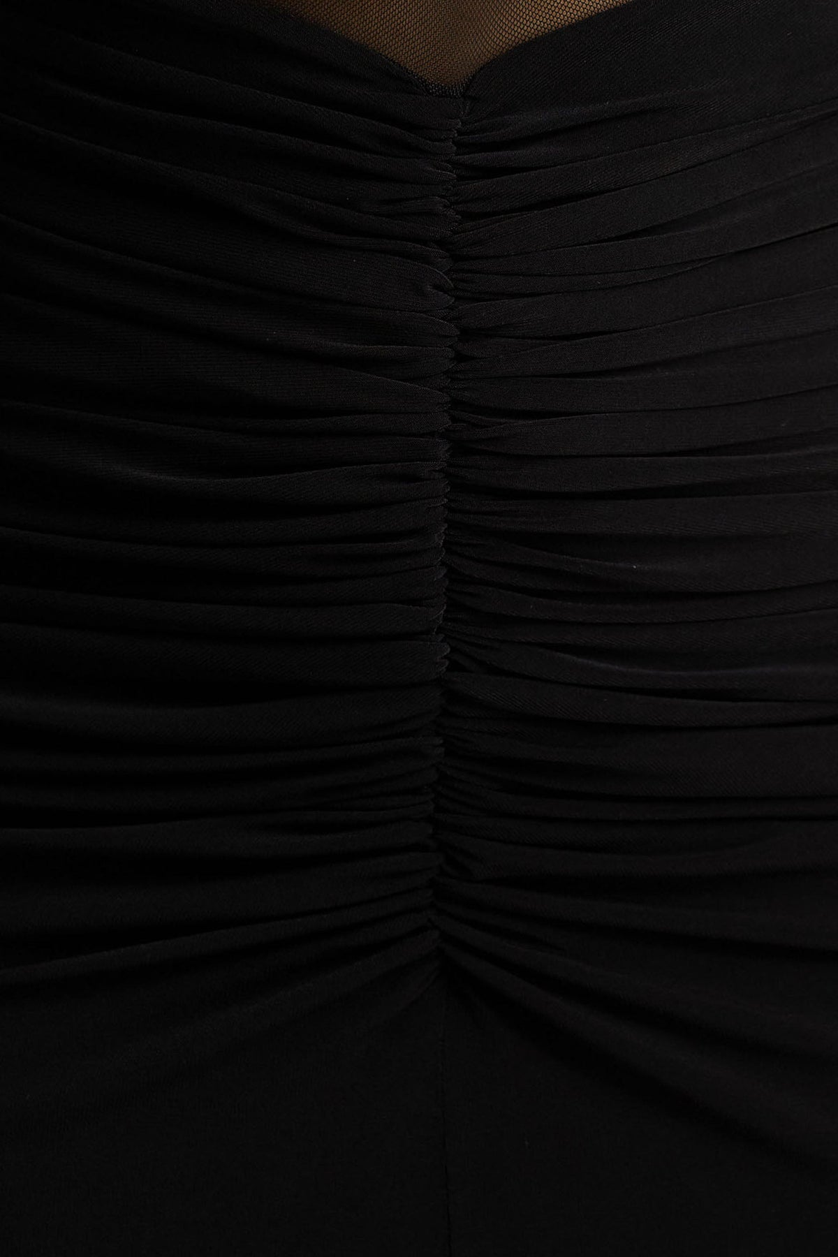 Zinnia | Vestido Largo Negro con Manga Capa, Panel de Malla