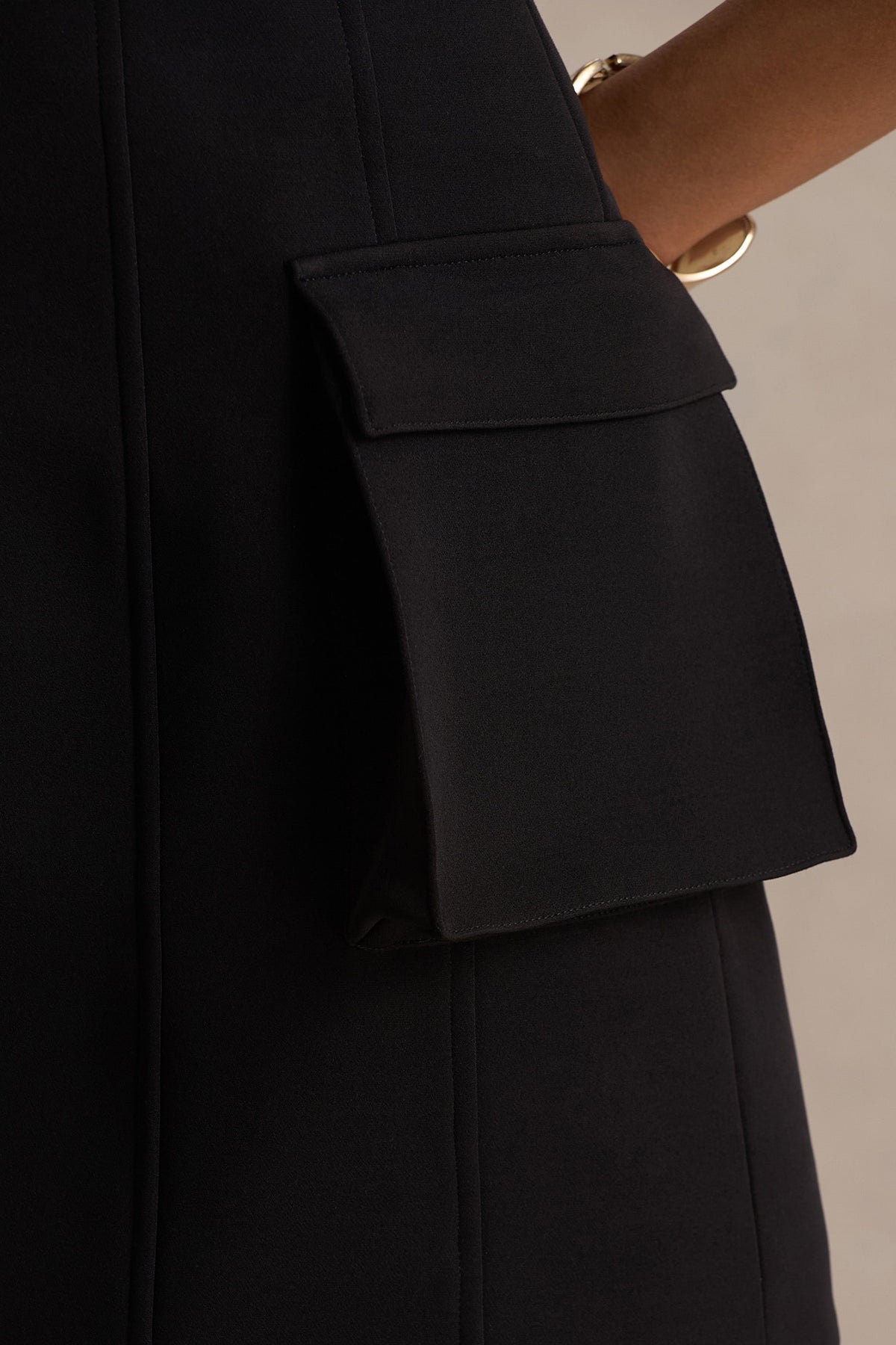 Mollie | Vestido corto negro entallado con escote cuadrado y espalda descubierta