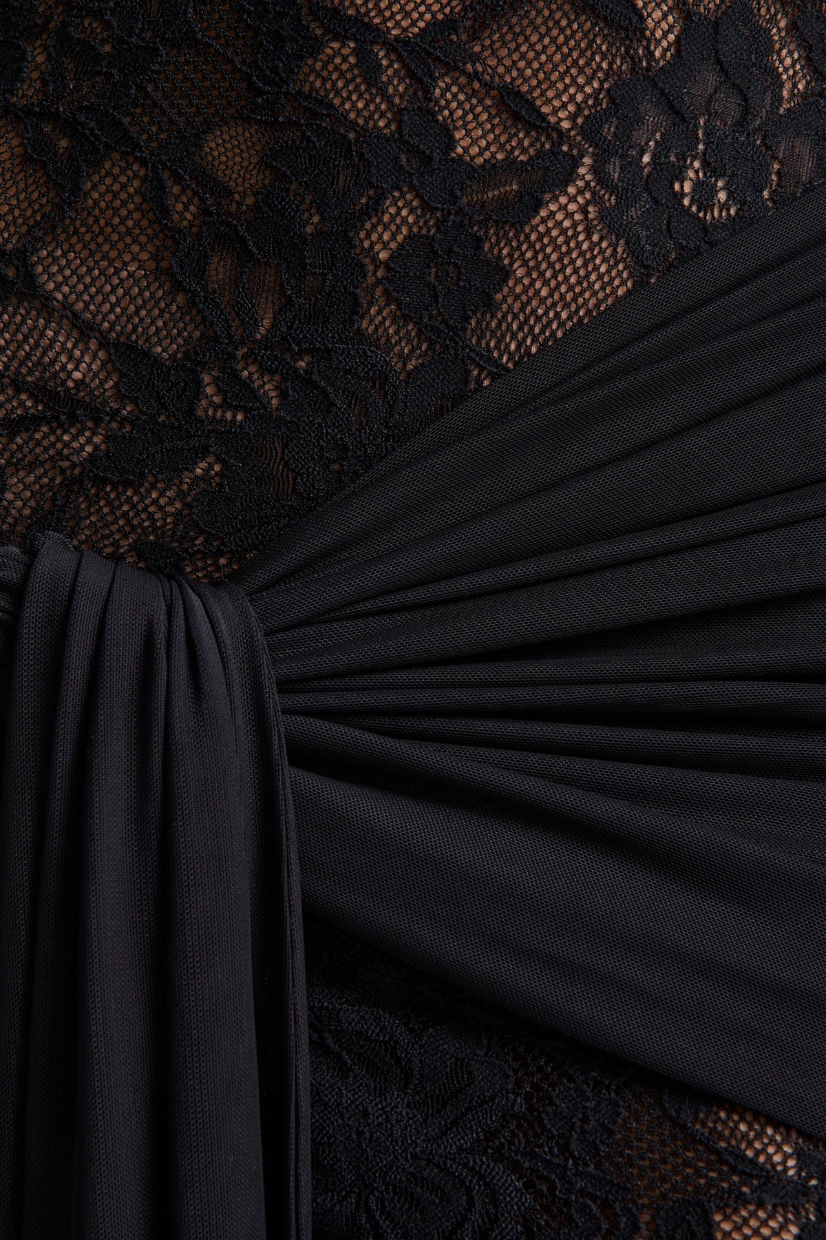 Akira | Vestido Largo de Encaje Negro con Detalle de Fajín