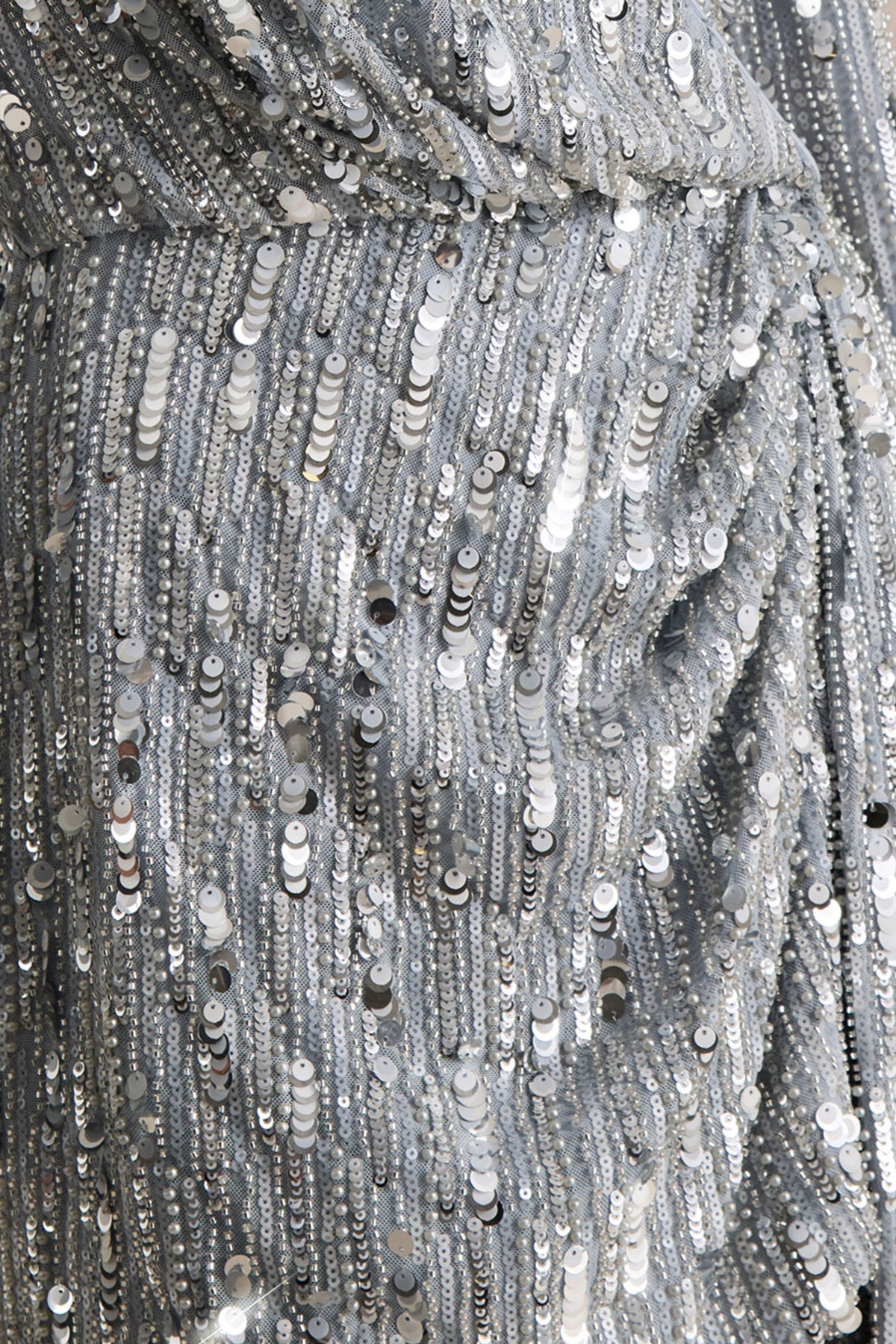 Carmina | Vestido Corto Cruzado de Lentejuelas Plateadas con Escote en V y Detalle de Fajín