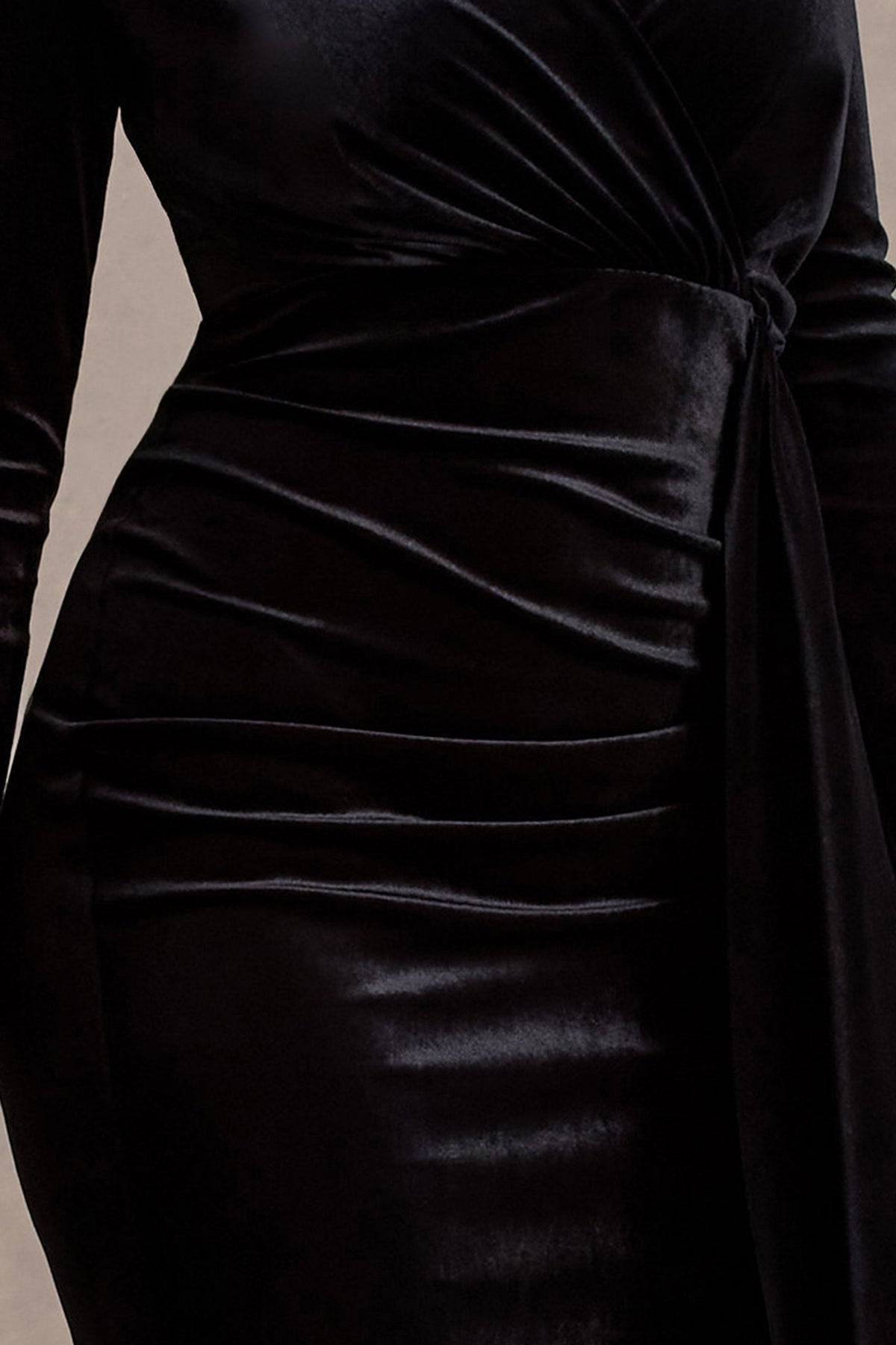 Arcadia | Vestido midi de terciopelo negro drapeado con mangas largas