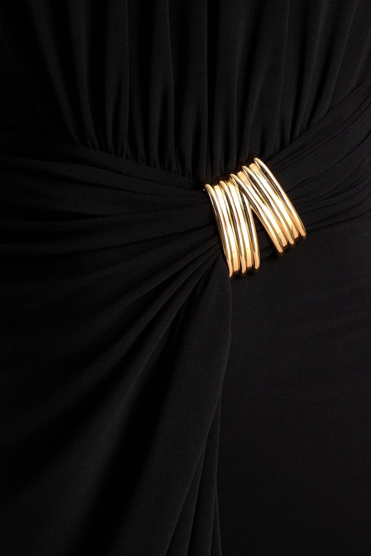 Harlow | Vestido midi negro con escote alto y falda cruzada