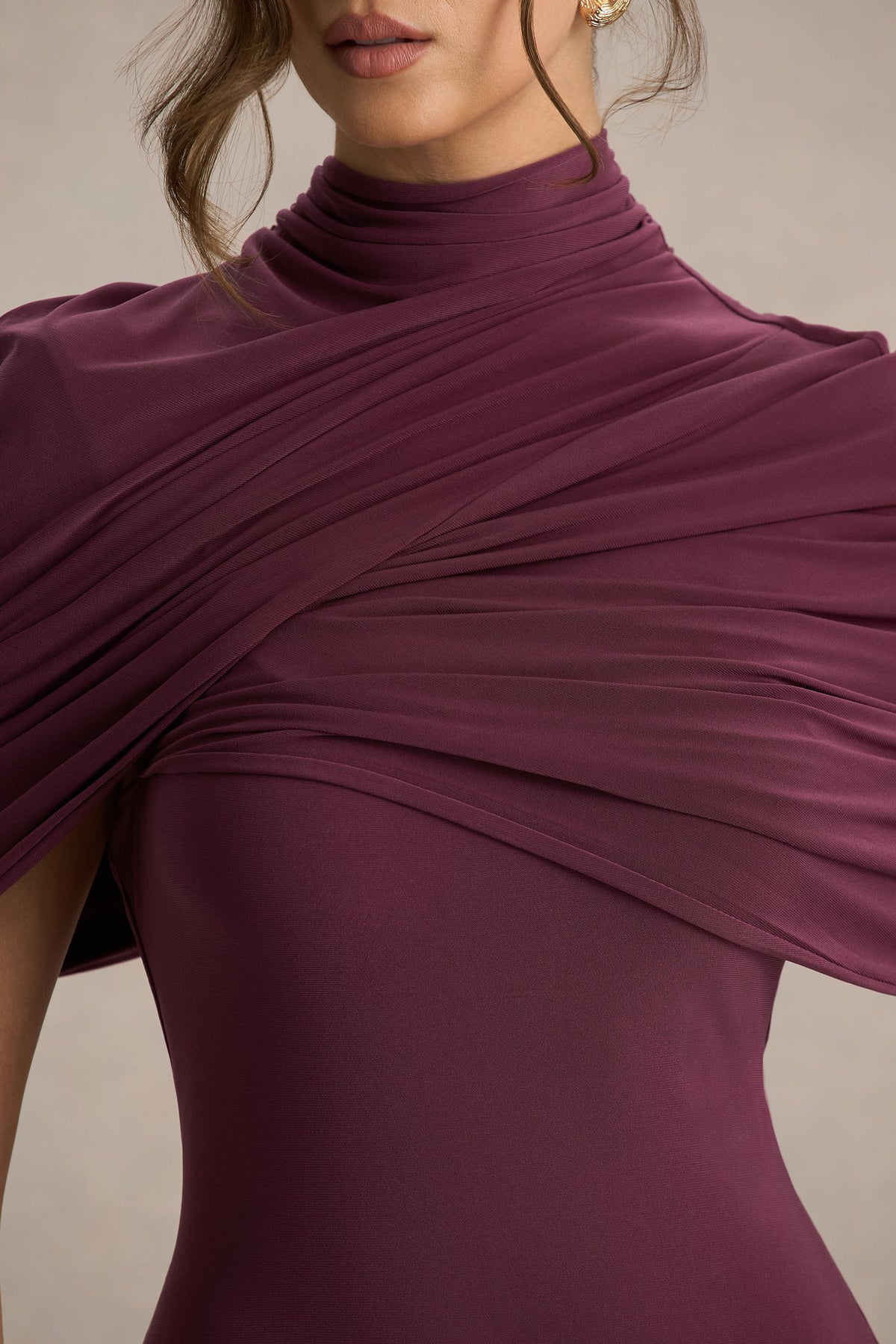 Cleora | Vestido largo burdeos con detalle de capa retorcida
