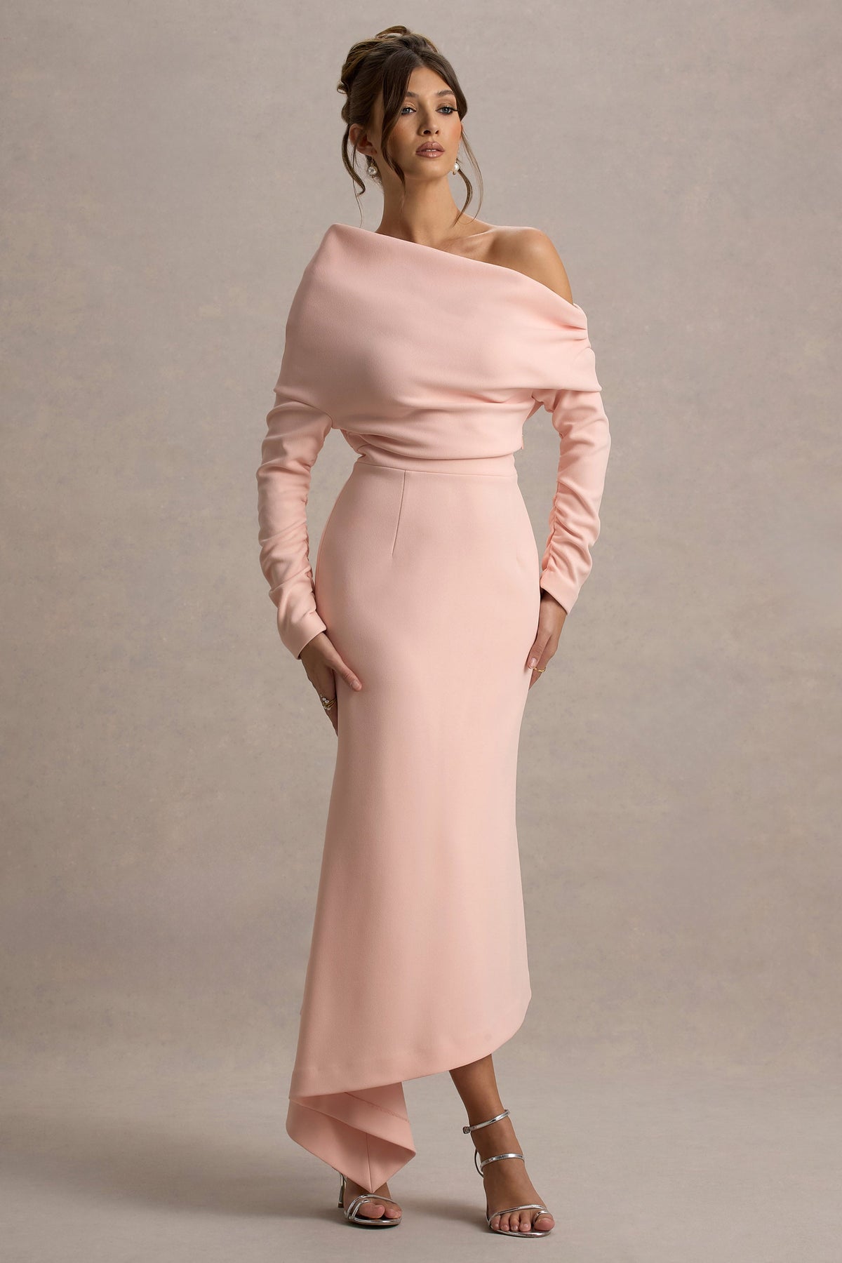 Lou | Vestido largo rosa con mangas largas y dobladillo asimétrico