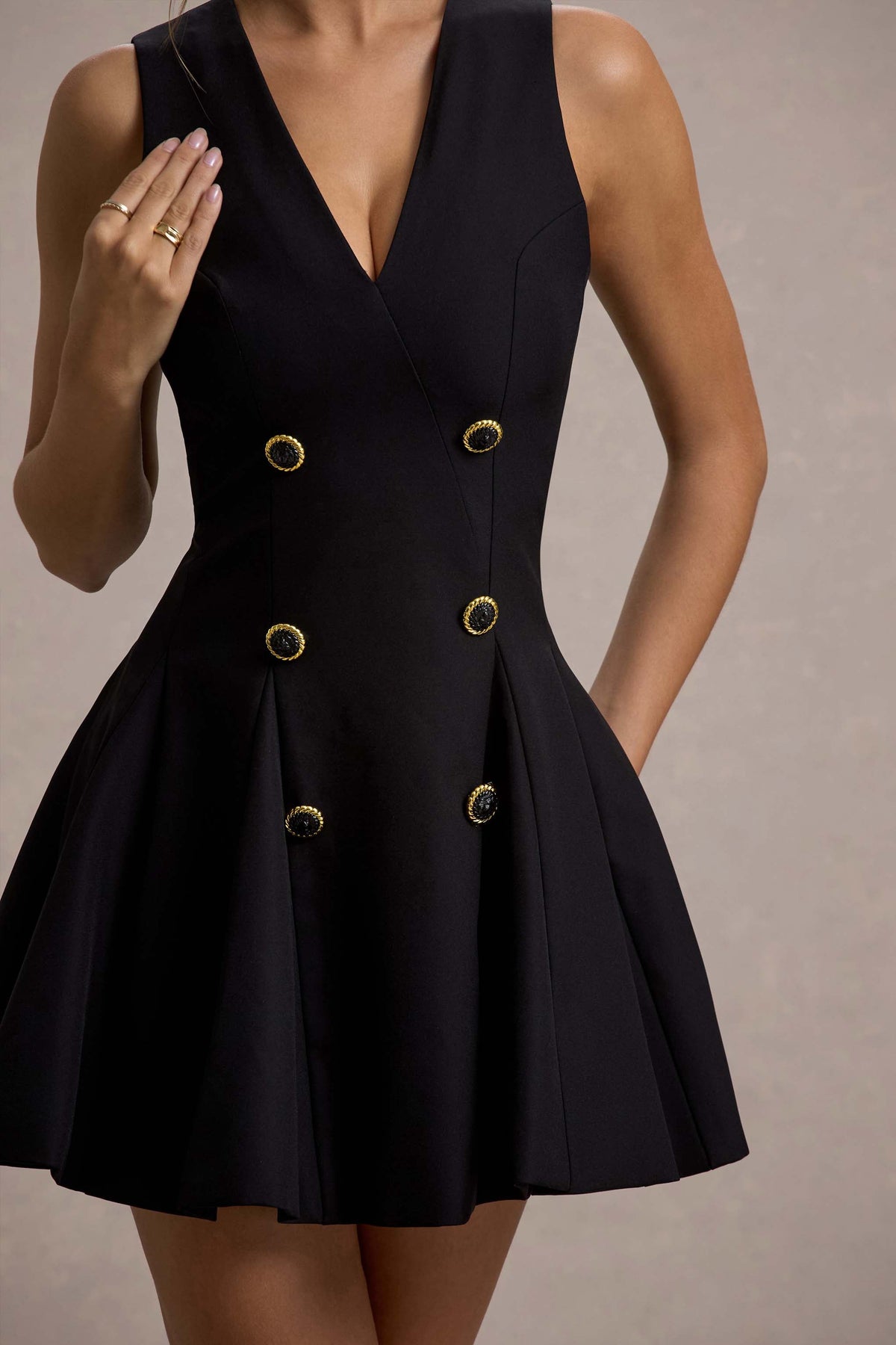 Collette | Vestido corto Negro Entallado con Escote Pronunciado y botones