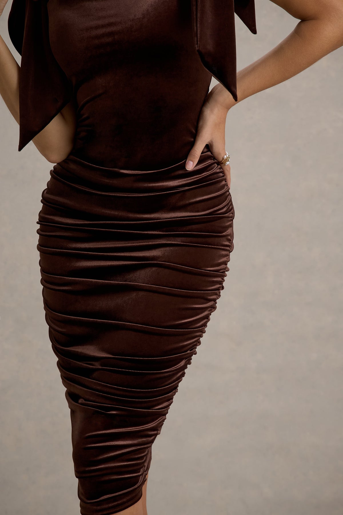 Tarna | Vestido Midi de Terciopelo Marrón con Tirantes con Lazo