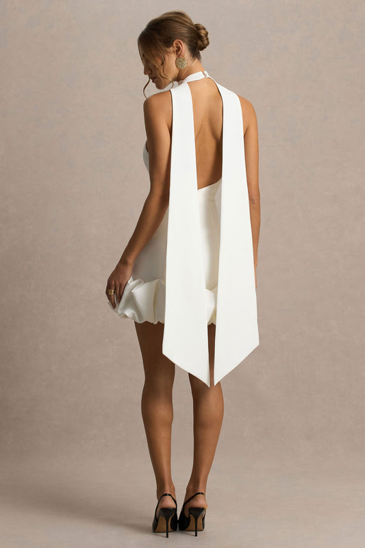 Geneve | Vestido corto blanco con escote halter y detalle de volantes