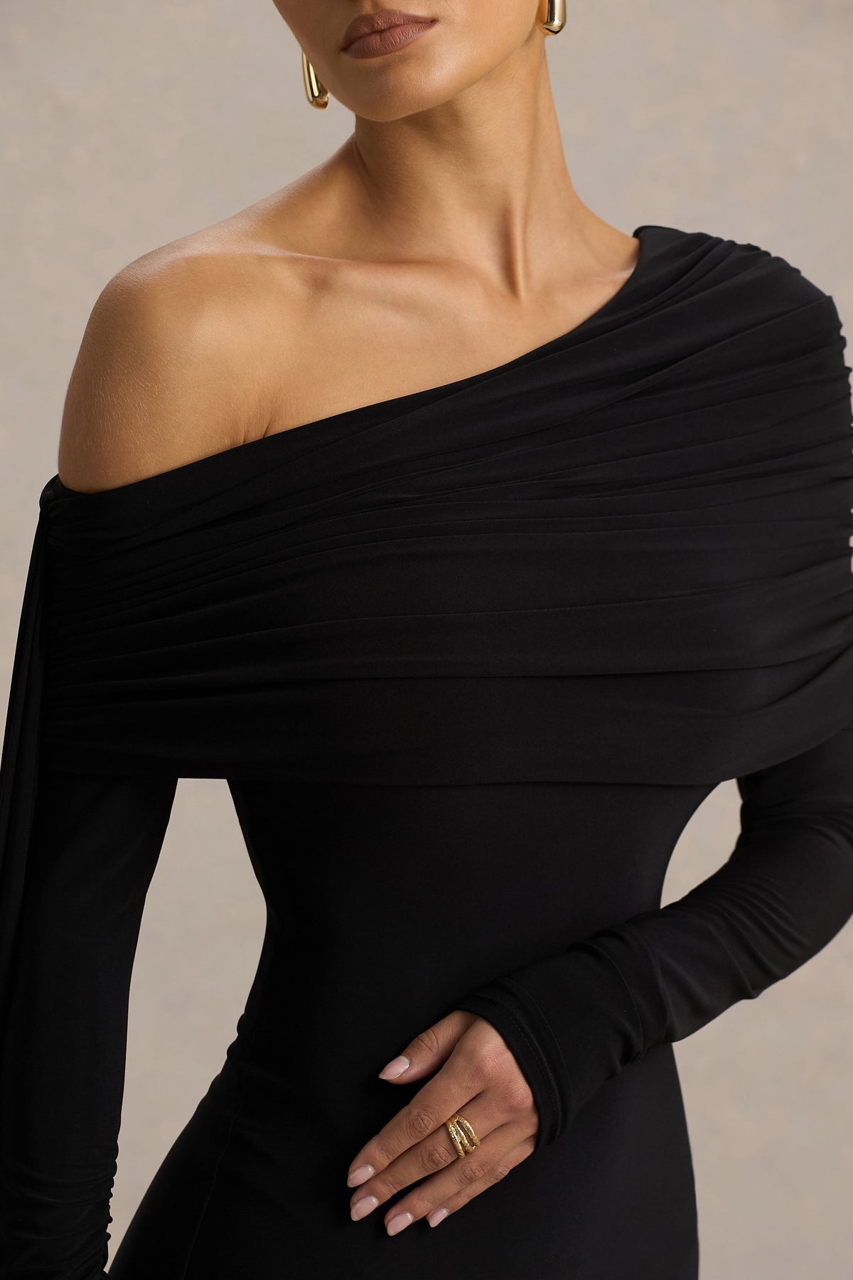 Octavia | Vestido Largo Negro Con Escote Bardot Capa Y Detalles Fruncidos