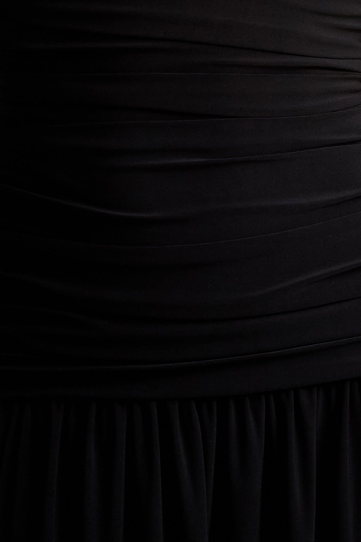 Aniyah | Vestido Negro Largo con Cuello Alto y Detalles Fruncidos