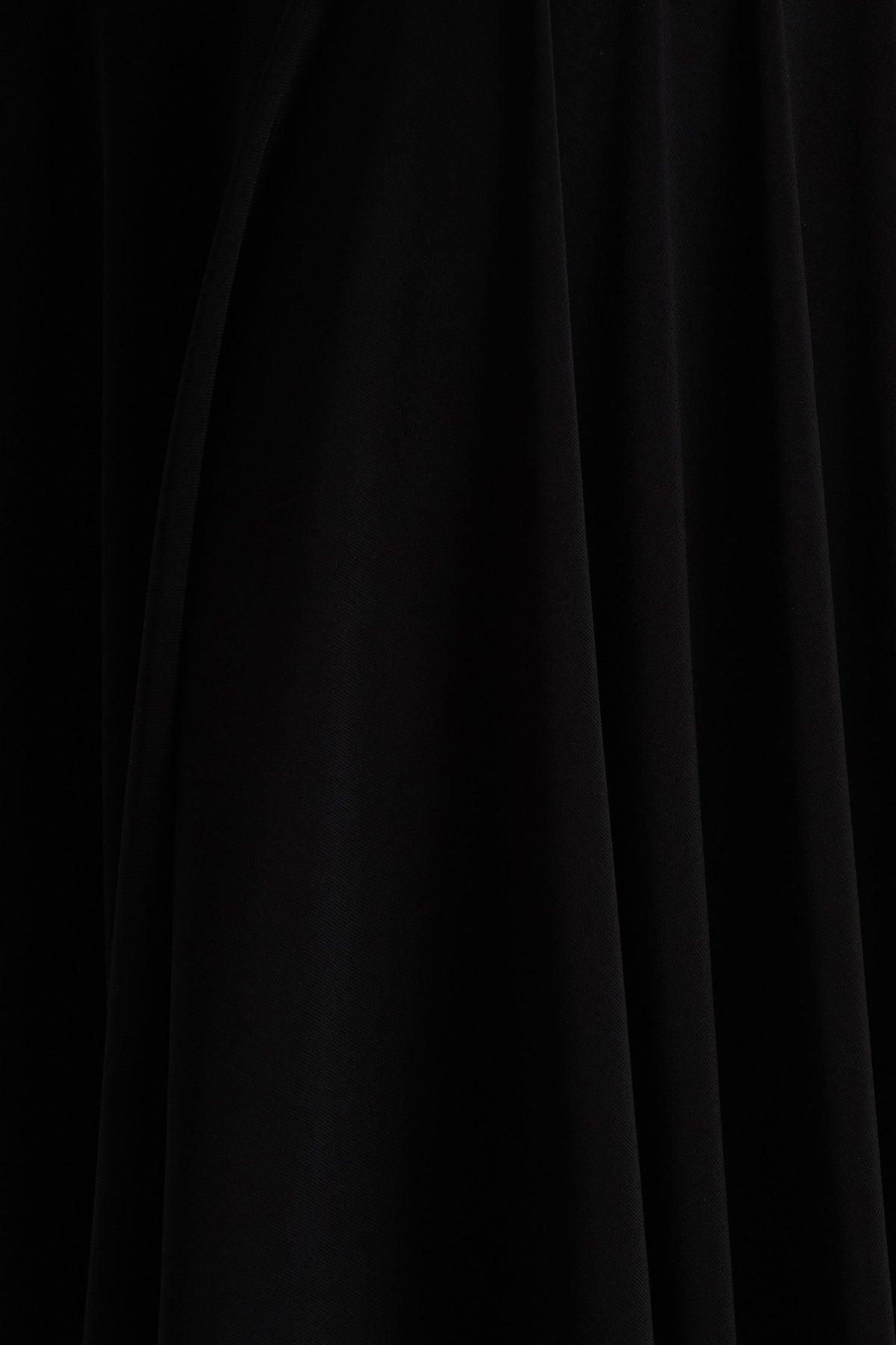 Isola | Vestido Midi Negro con Escote Asimétrico y Cintura Caída