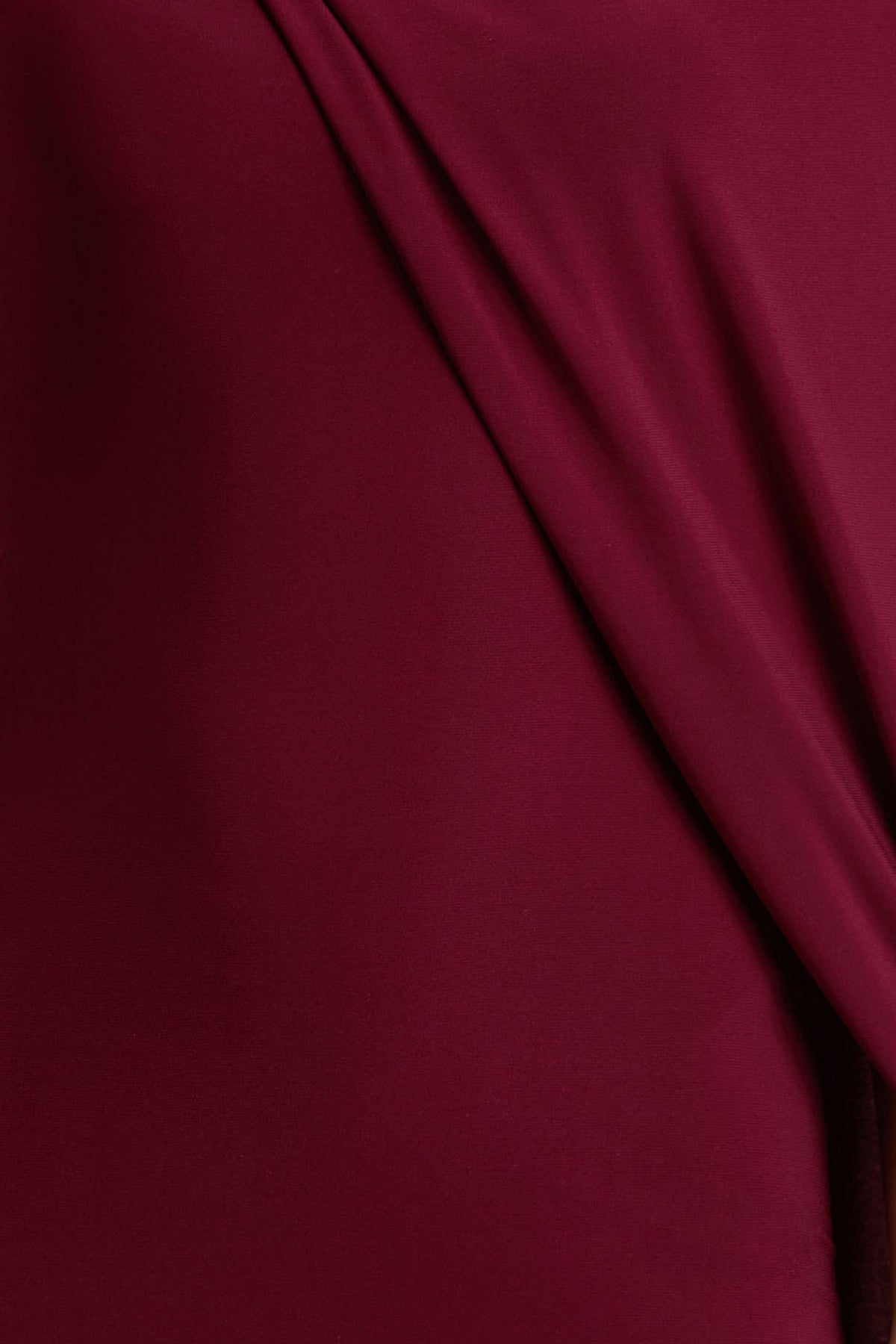 Cressida | Vestido Largo burdeos con escote asimétrico y manga capa