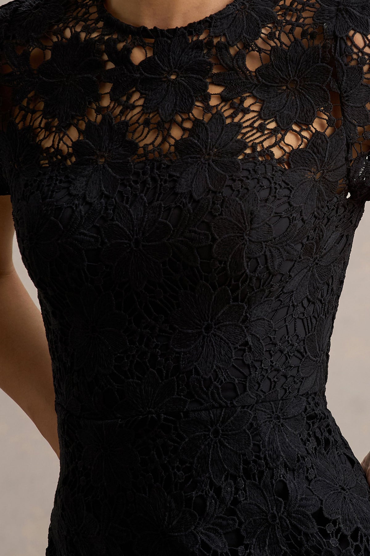 Clarissa | Vestido midi de encaje negro con mangas corrtas