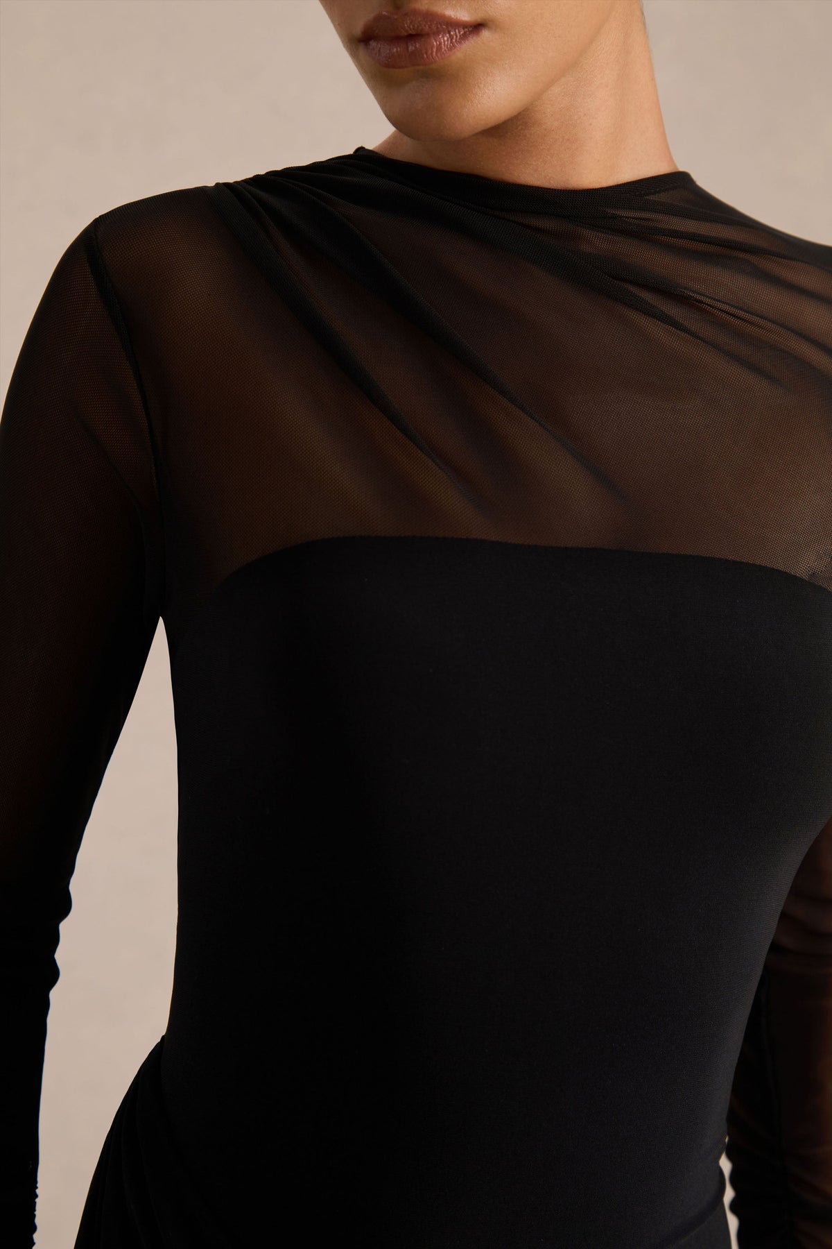 Deema | Vestido Largo Negro de Jersey y Malla con Cuello Alto