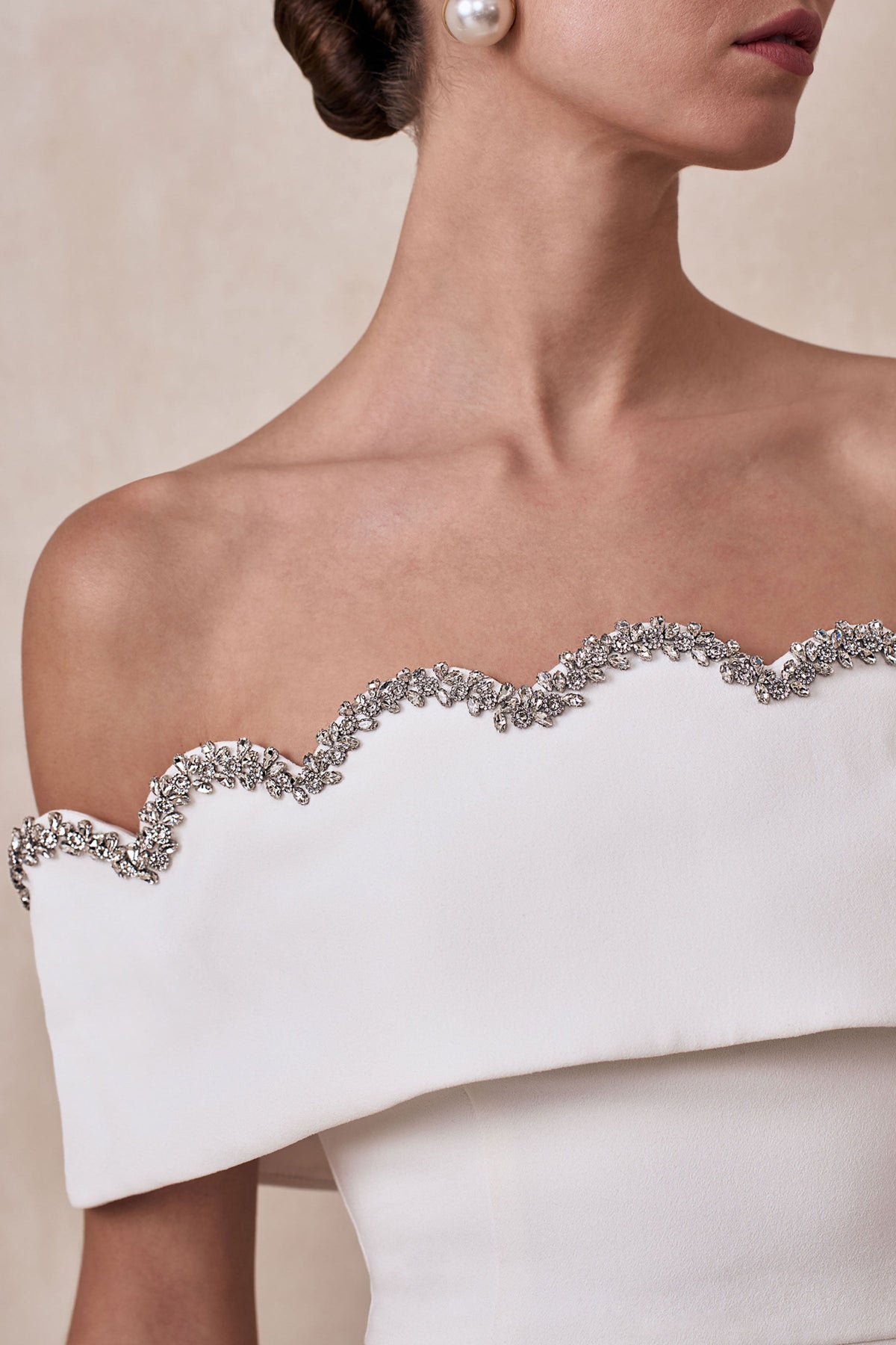 Norella | Vestido Corto Blanco de Escote Bardot Festoneado