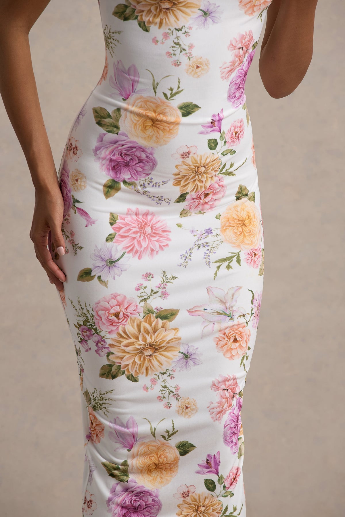 Nora | Vestido midi ajustado con escote asimétrico con detalle torcido con estampado floral