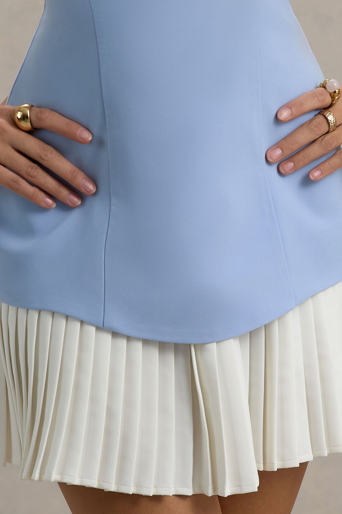 Autumn | Vestido corto con escote Bandeau Azul bebé con falda plisada en blanco