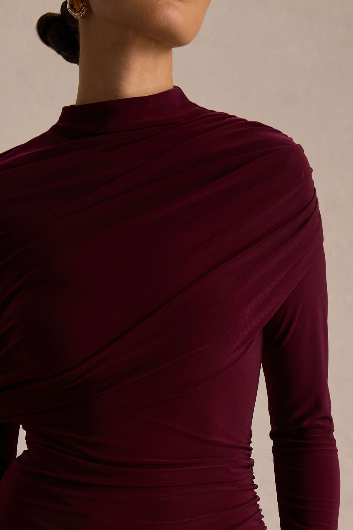 Gatsby | Vestido Largo Burdeos de Cuello Alto y Puños con Ribete de Plumas