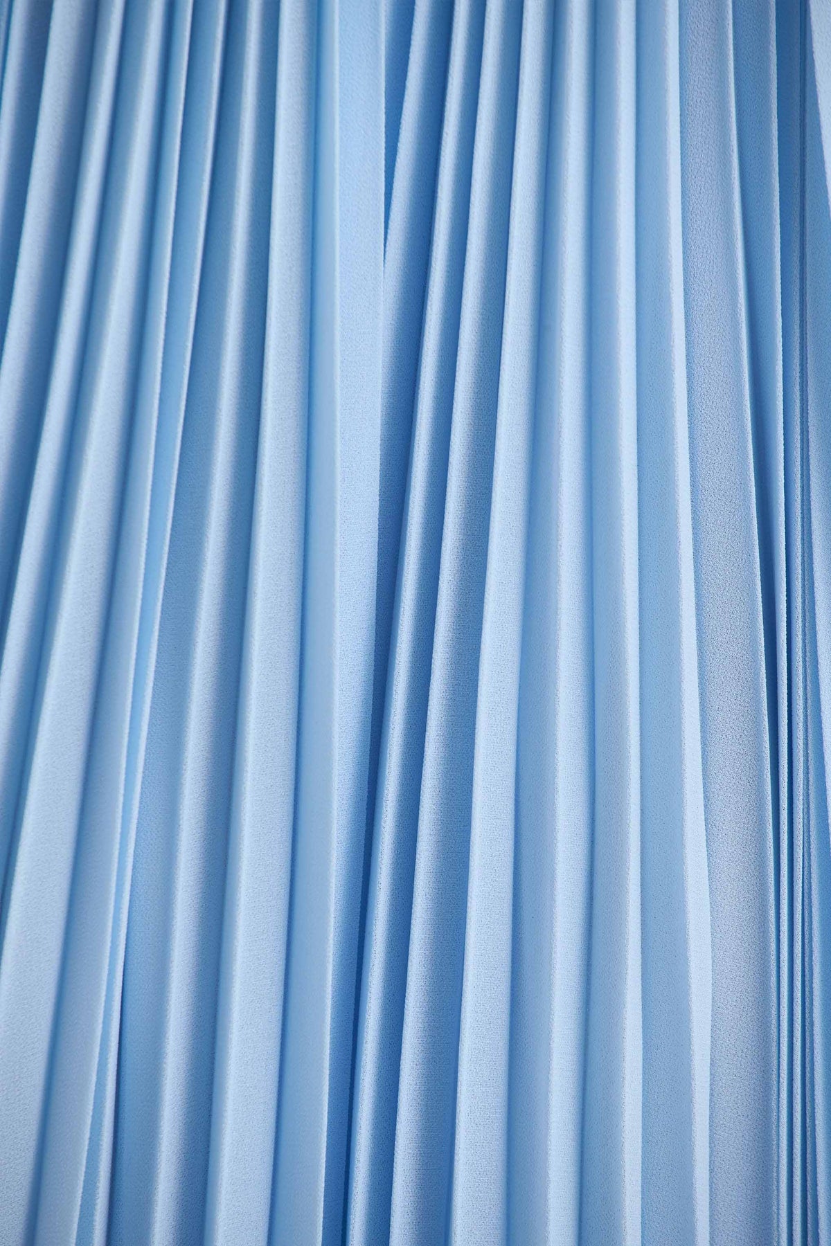 Reyna | Vestido largo azul bebé de gasa plisada con detalle de capa