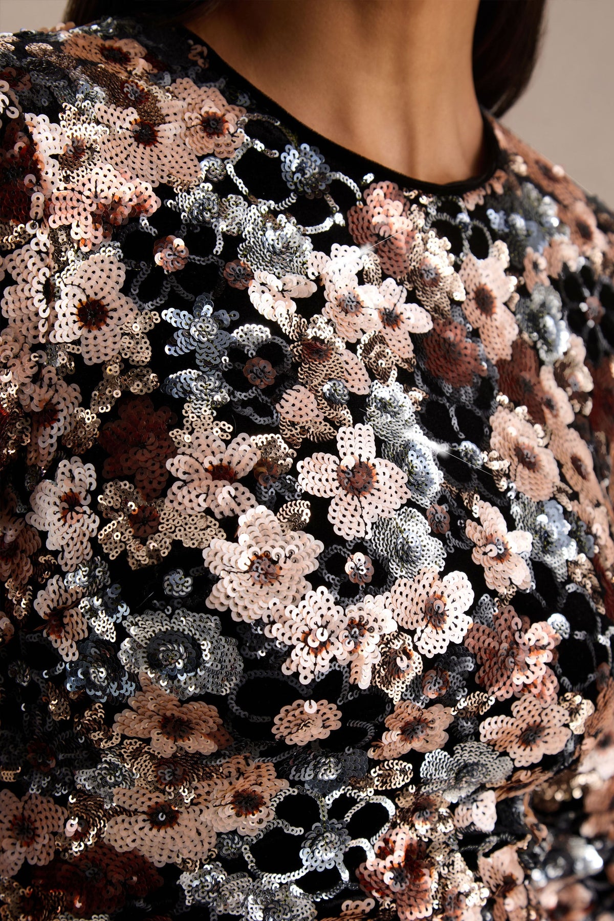 Adaline | Vestido corto de manga larga de terciopelo negro con lentejuelas y flores
