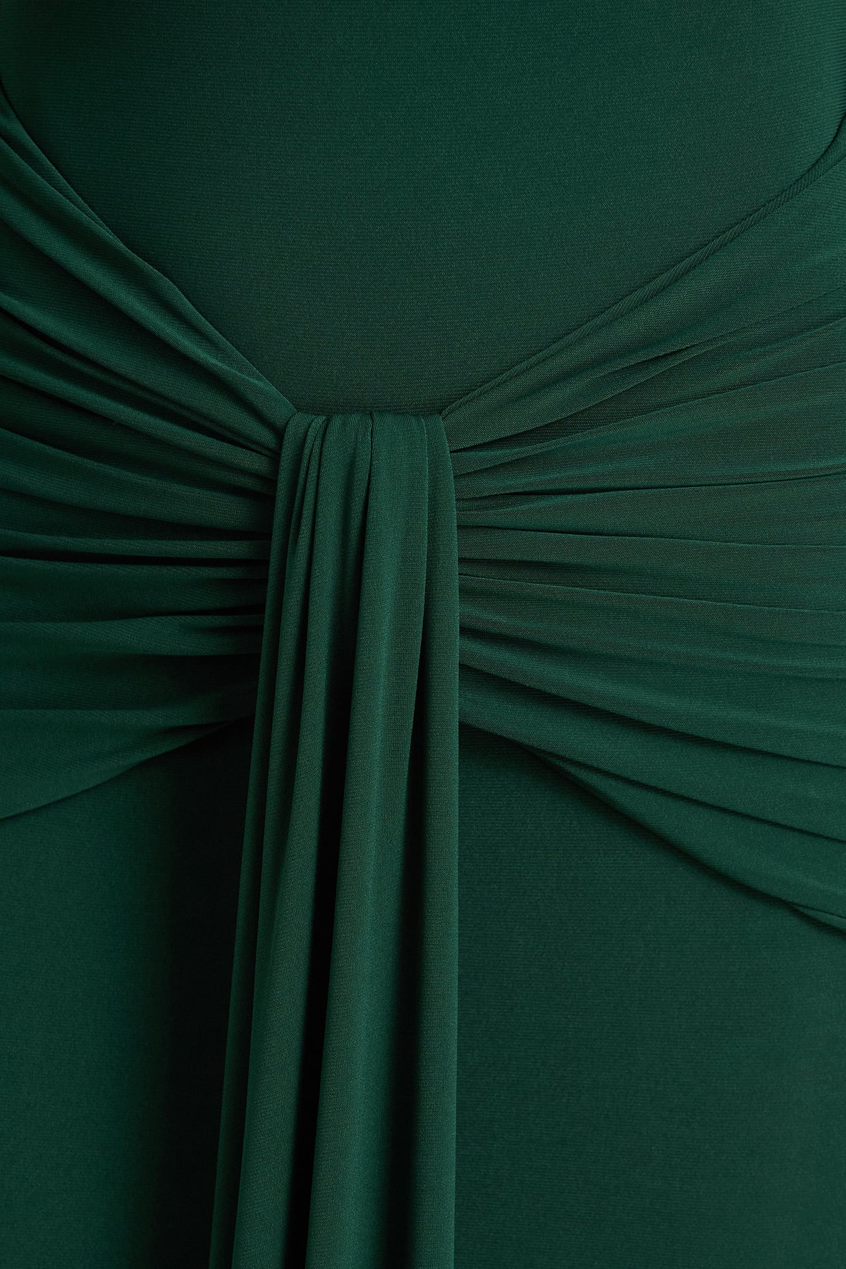 Clover | Vestido largo asimétrico con cuello cruzado y fajín en verde oscuro
