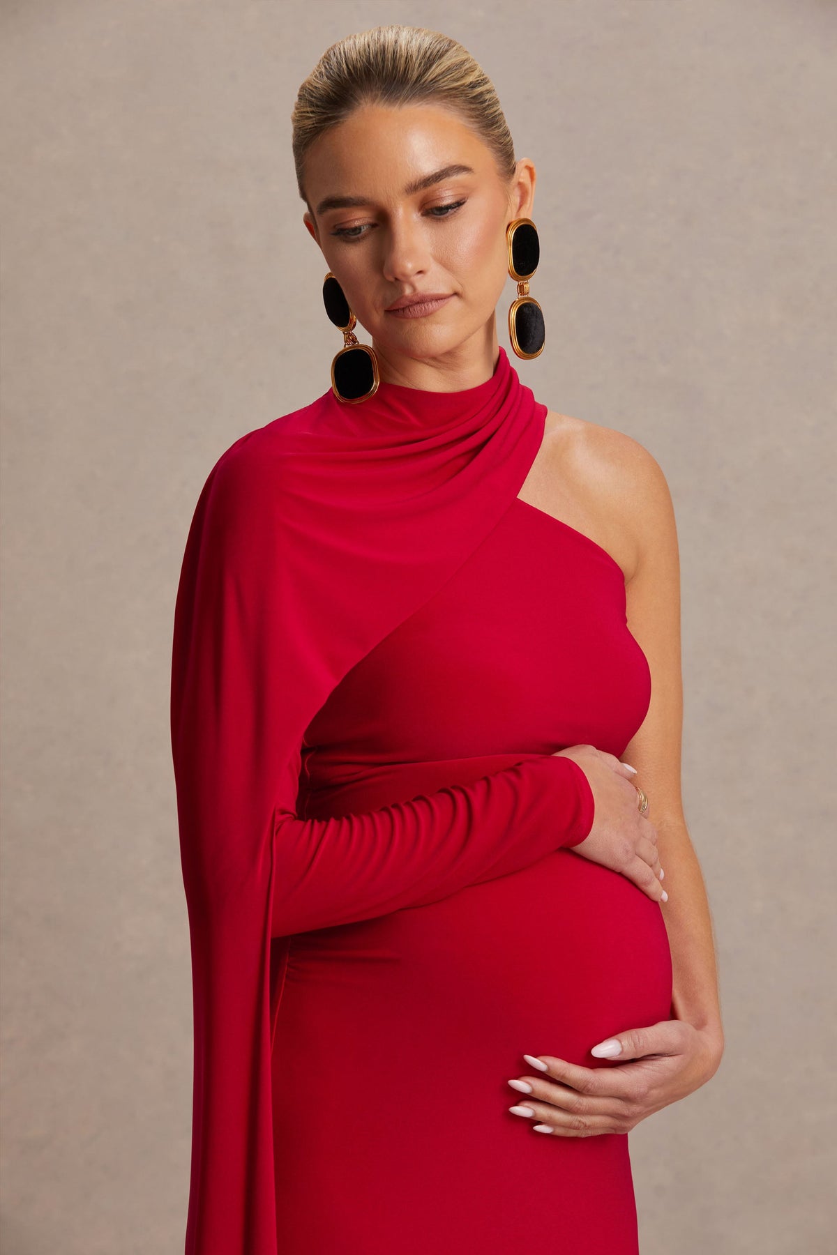 Tessy | Vestido Largo Rojo con Escote Asimétrico y Manga Capa