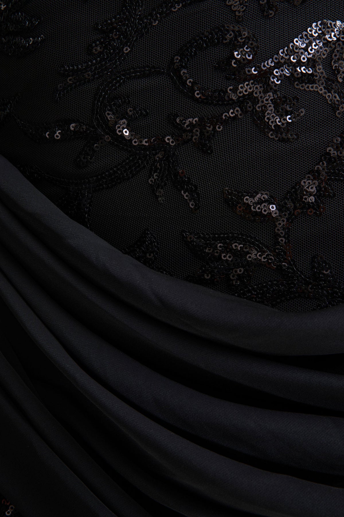 Florecita | Vestido Corto Negro de Cuello Alto en Encaje con Aplicaciones y Tejido Ligero, con Detalle de Lazo