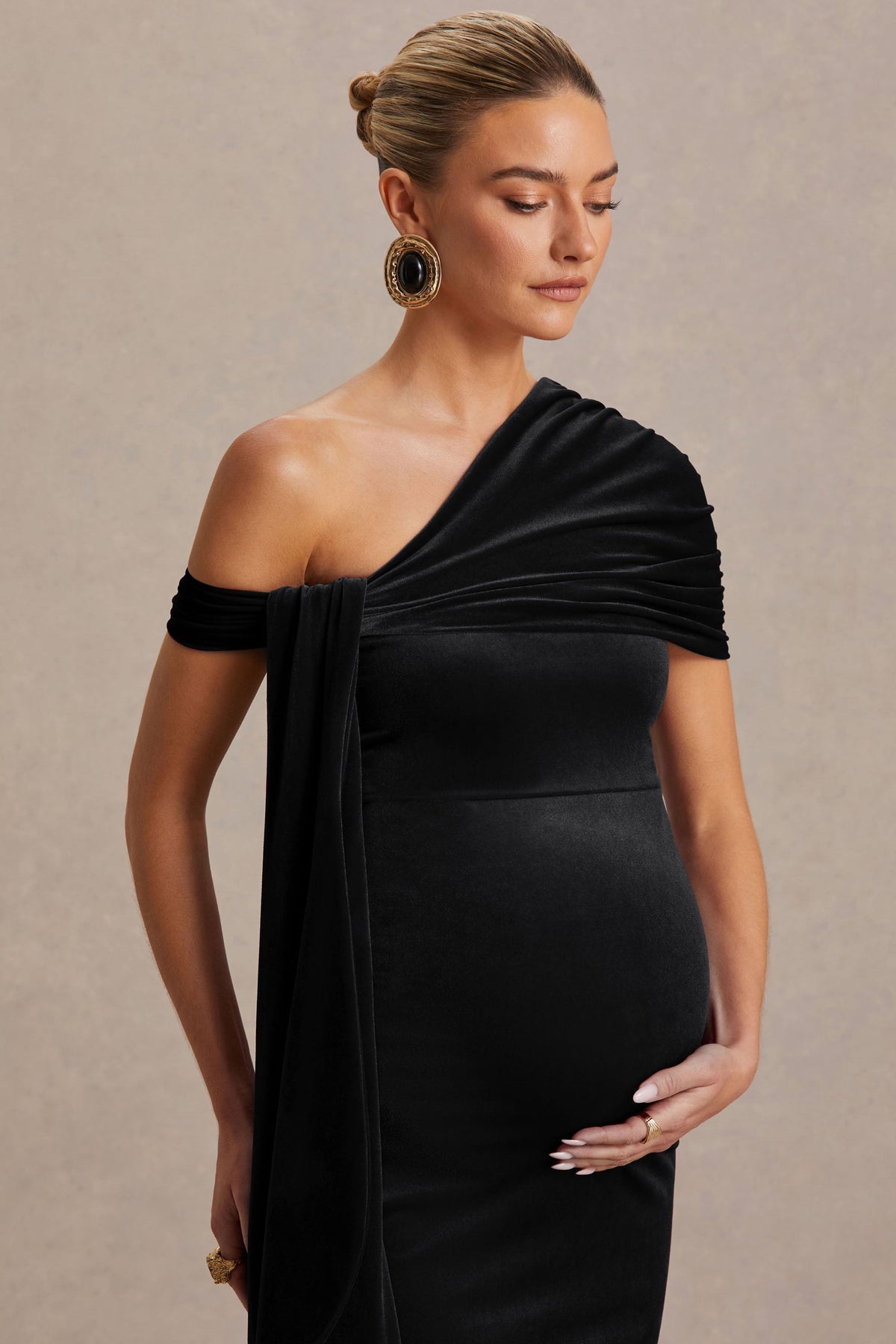 Zena | Vestido Midi Premamá de Terciopelo Negro con Escote Asimétrico y Detalle de Nudo y Fajín