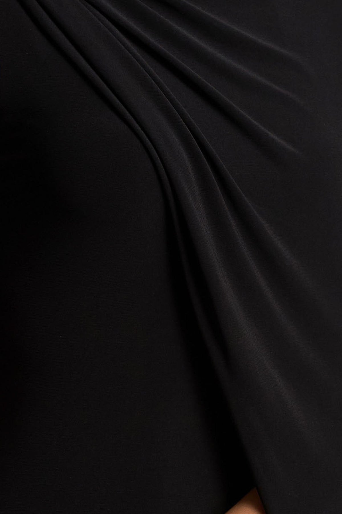 Cressida | Vestido Largo negro con escote asimétrico y manga tipo capa